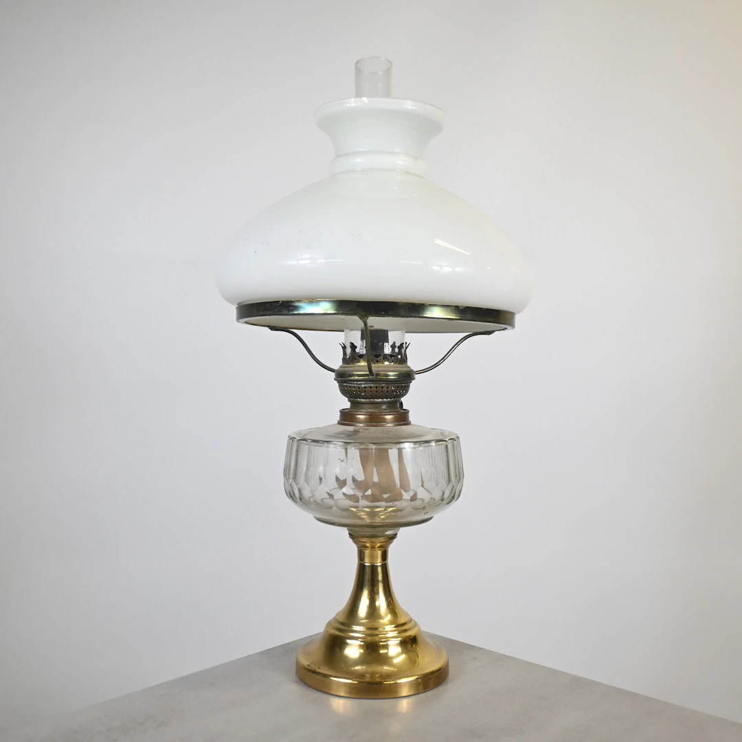 Bordsfotogenlampa, glas och mässing, tidigt 1900-tal.