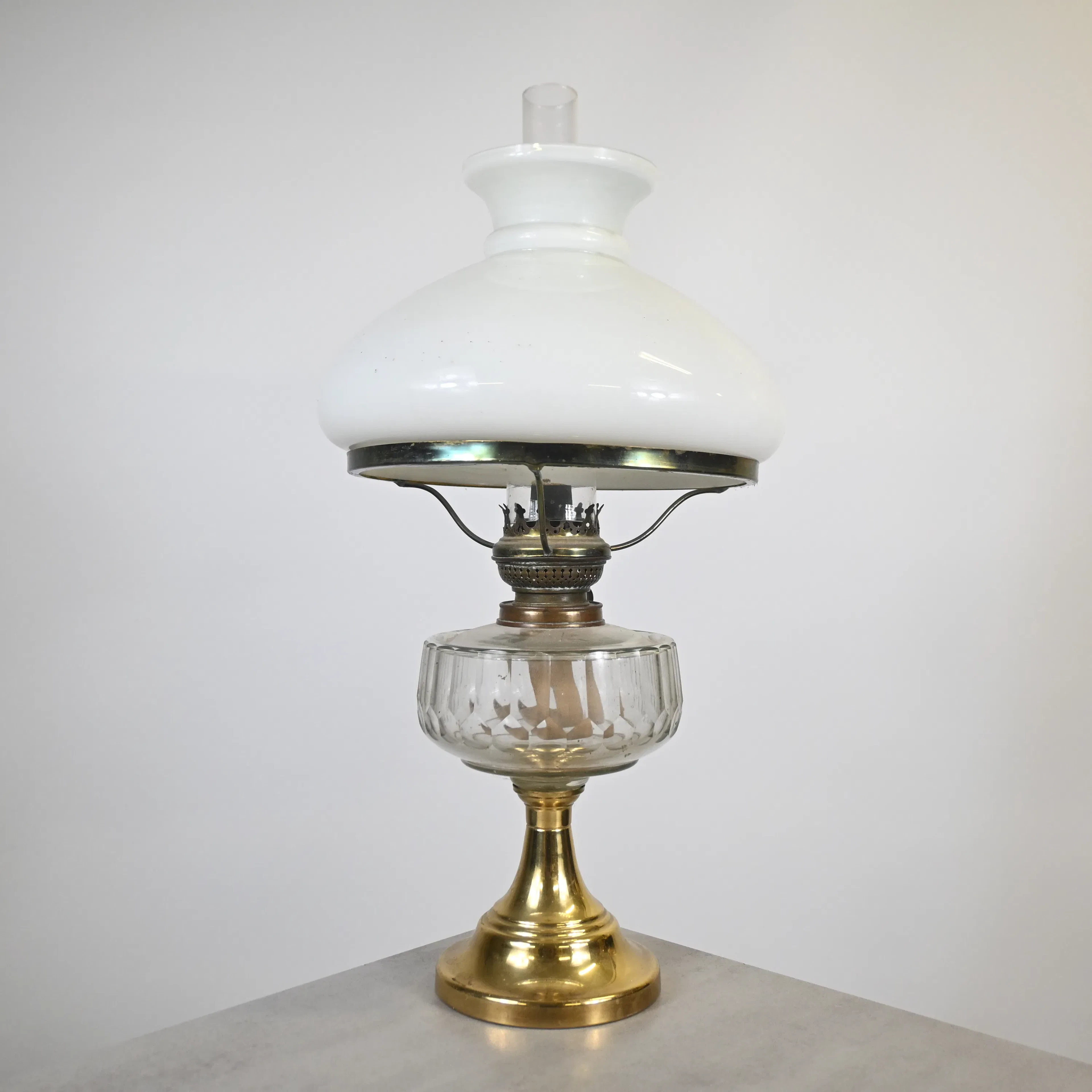 Bordsfotogenlampa, glas och mässing, tidigt 1900-tal.