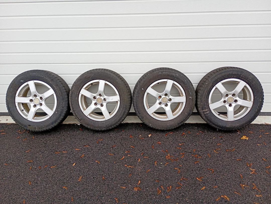 Dubbfria vinterdäck på aluminiumfälg, 16 "