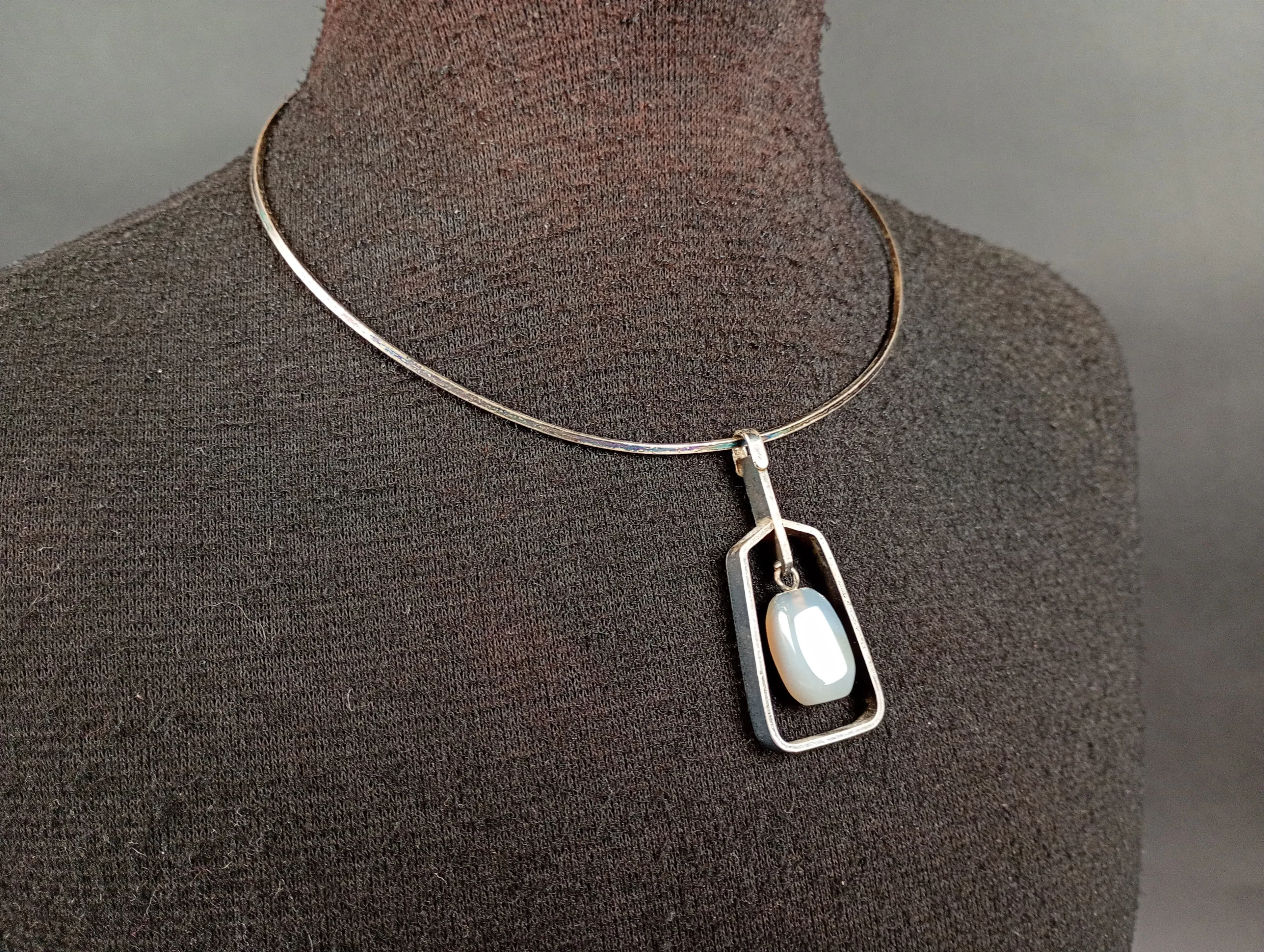 Silverhalsband med sten