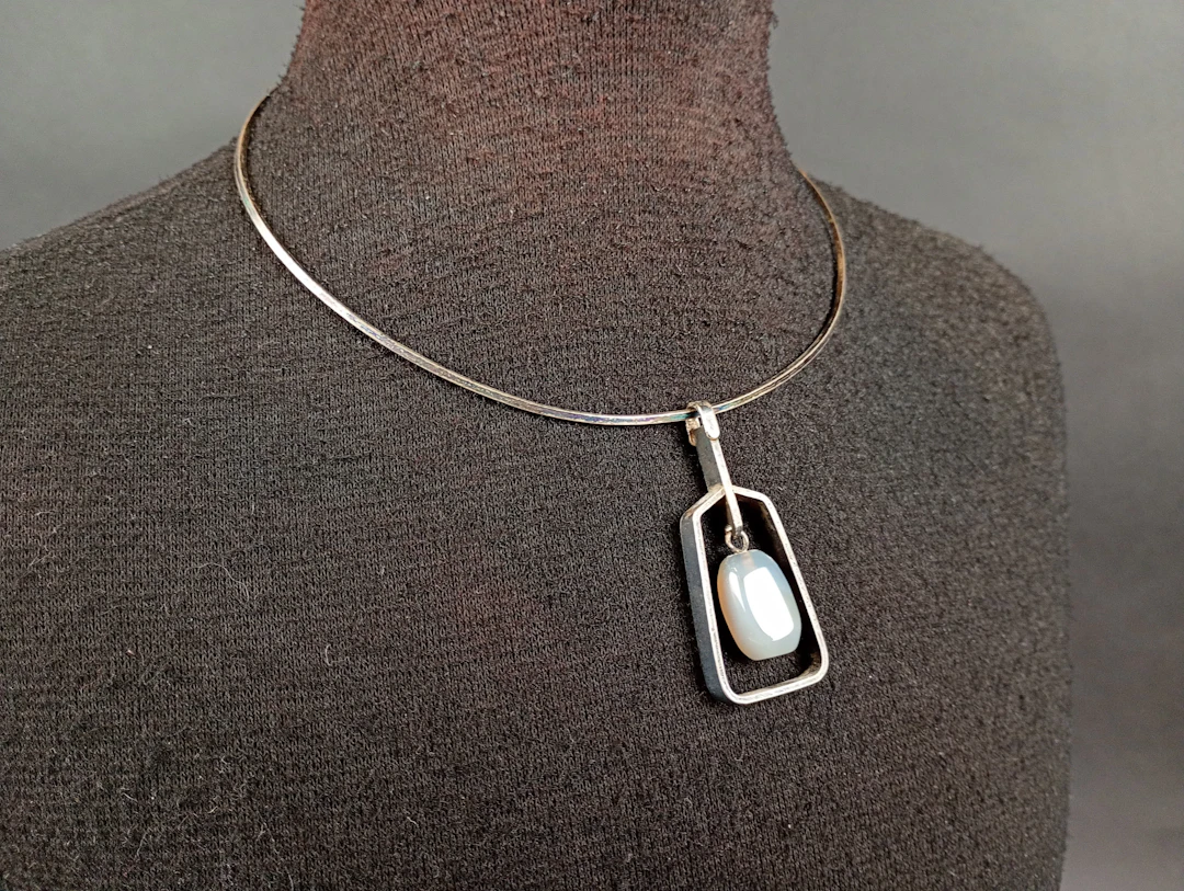 Silverhalsband med sten