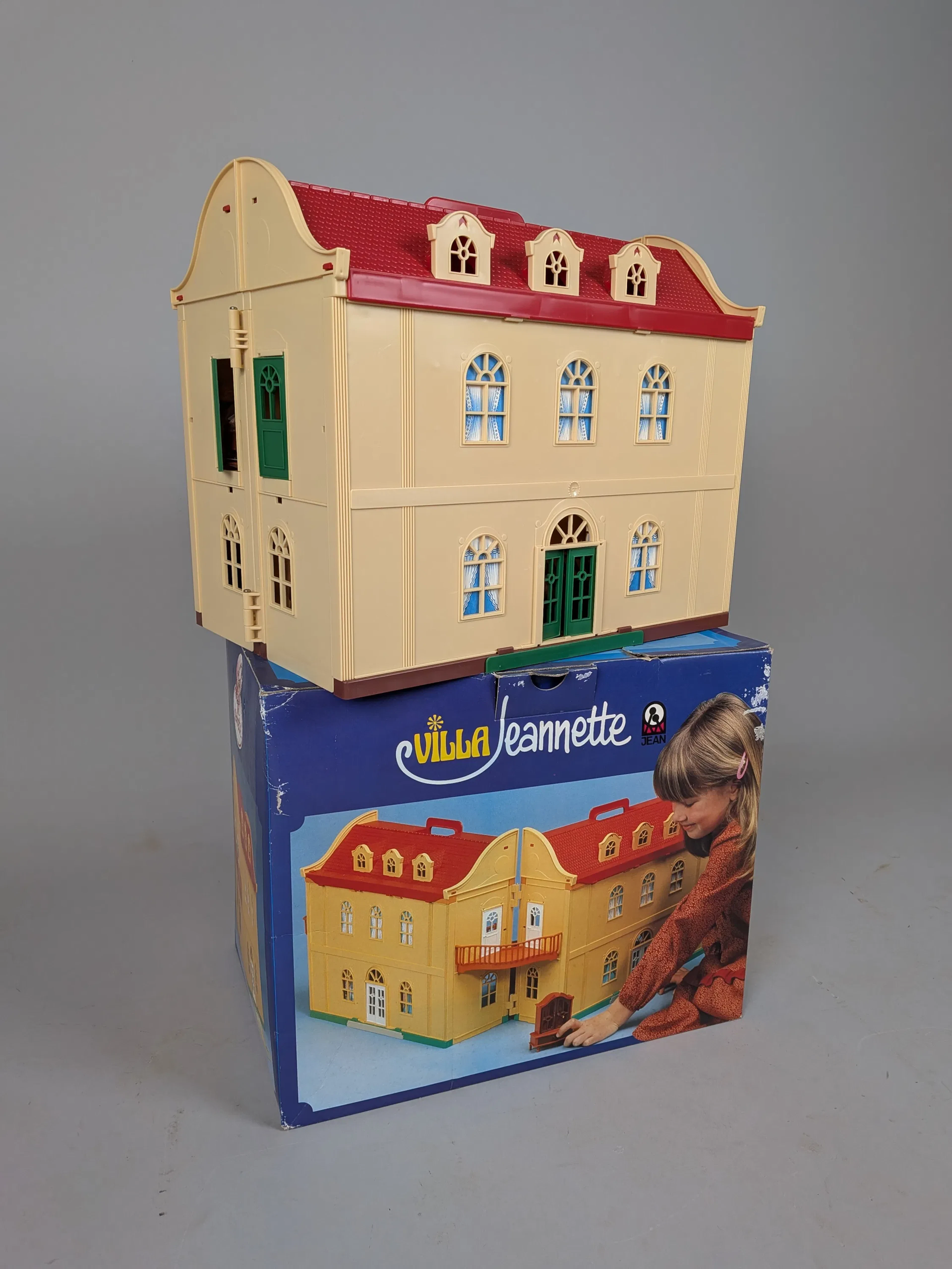 Dockhus, "Villa Jeanette" med inredning, obegagnad