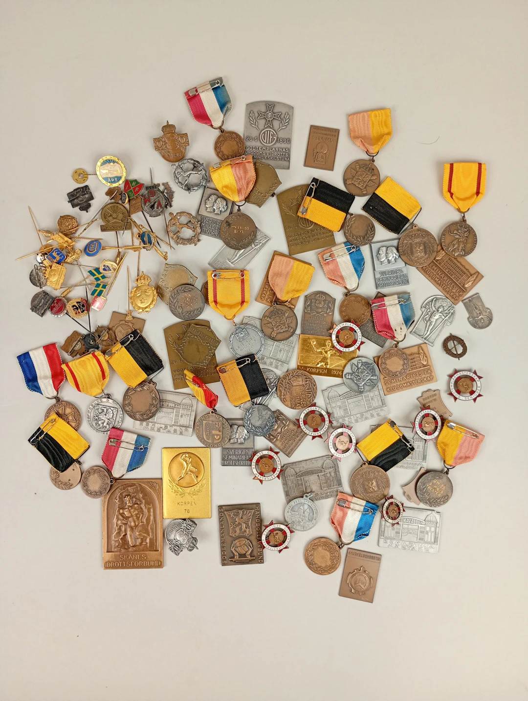 Parti Pins, medaljer m.fl.