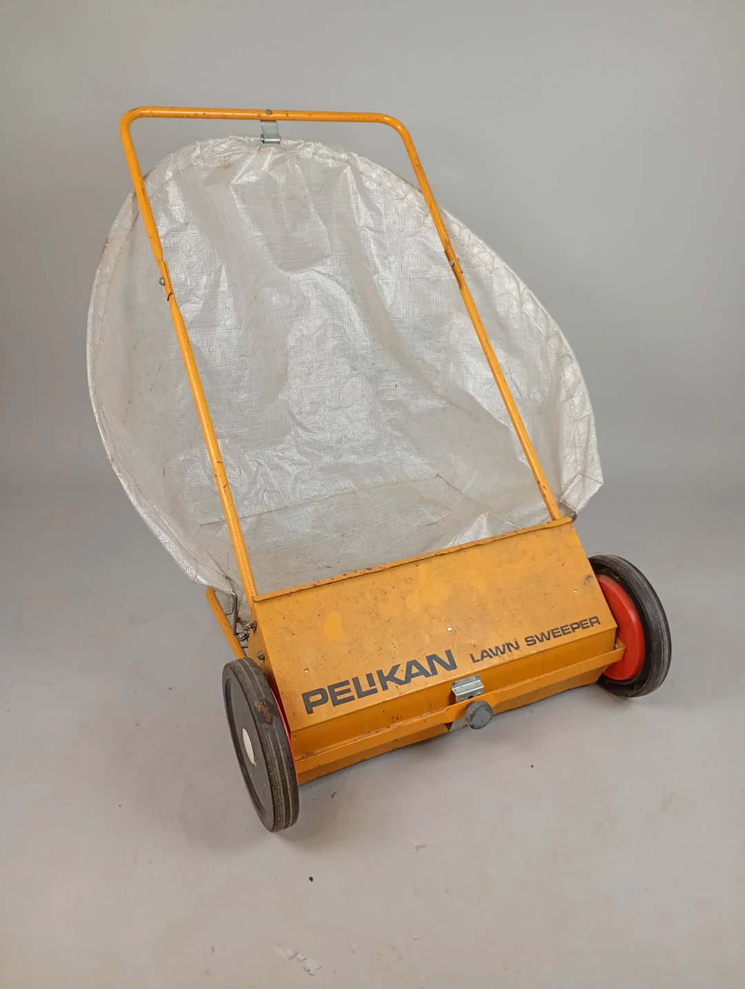 Uppsamlare, Pelican Lawn Sweeper