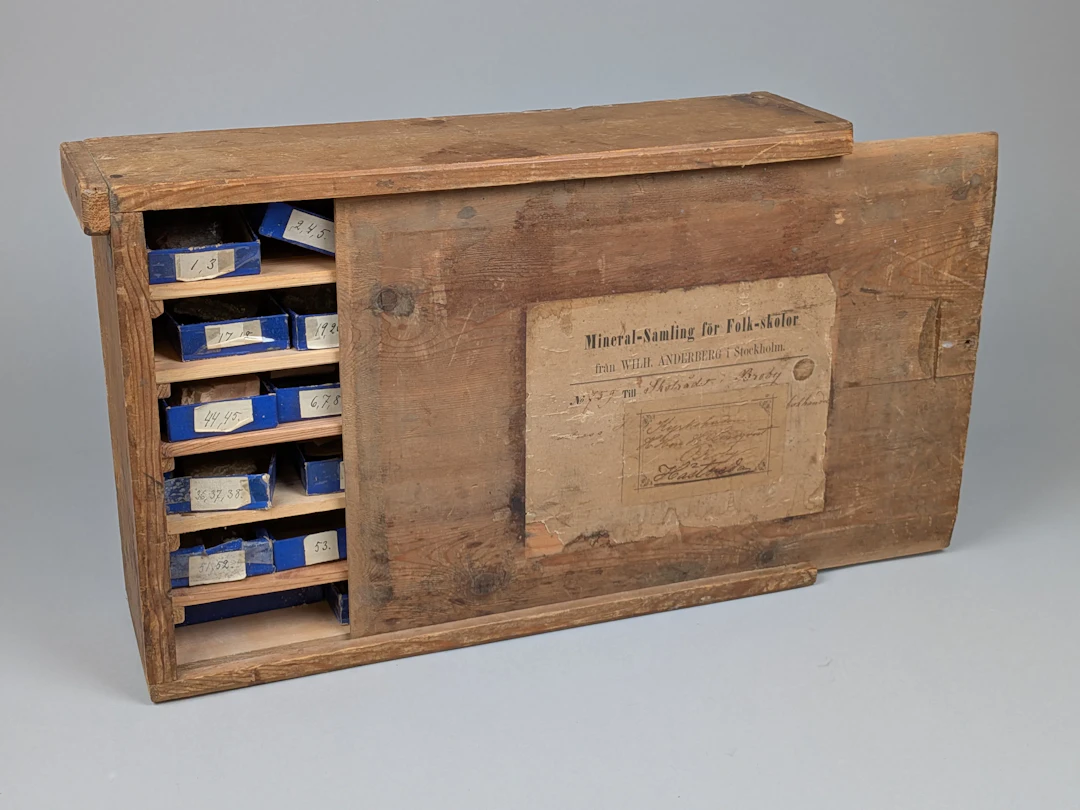 Trälåda med mineraler, "Mineralsamling för folk-skolor"