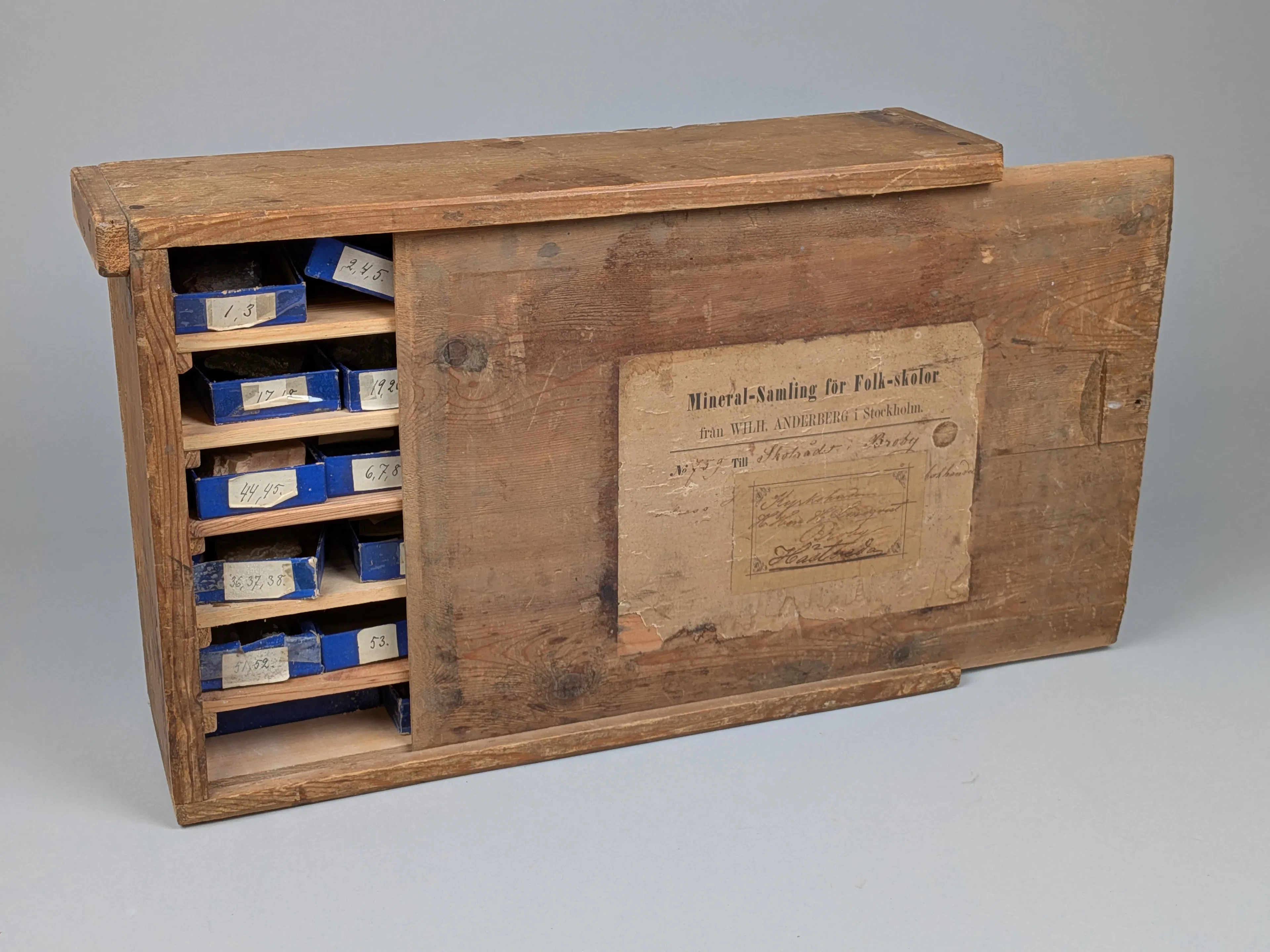 Trälåda med mineraler, "Mineralsamling för folk-skolor"