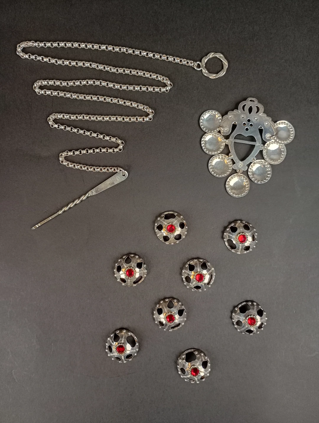 Dräktsmycken, Silver