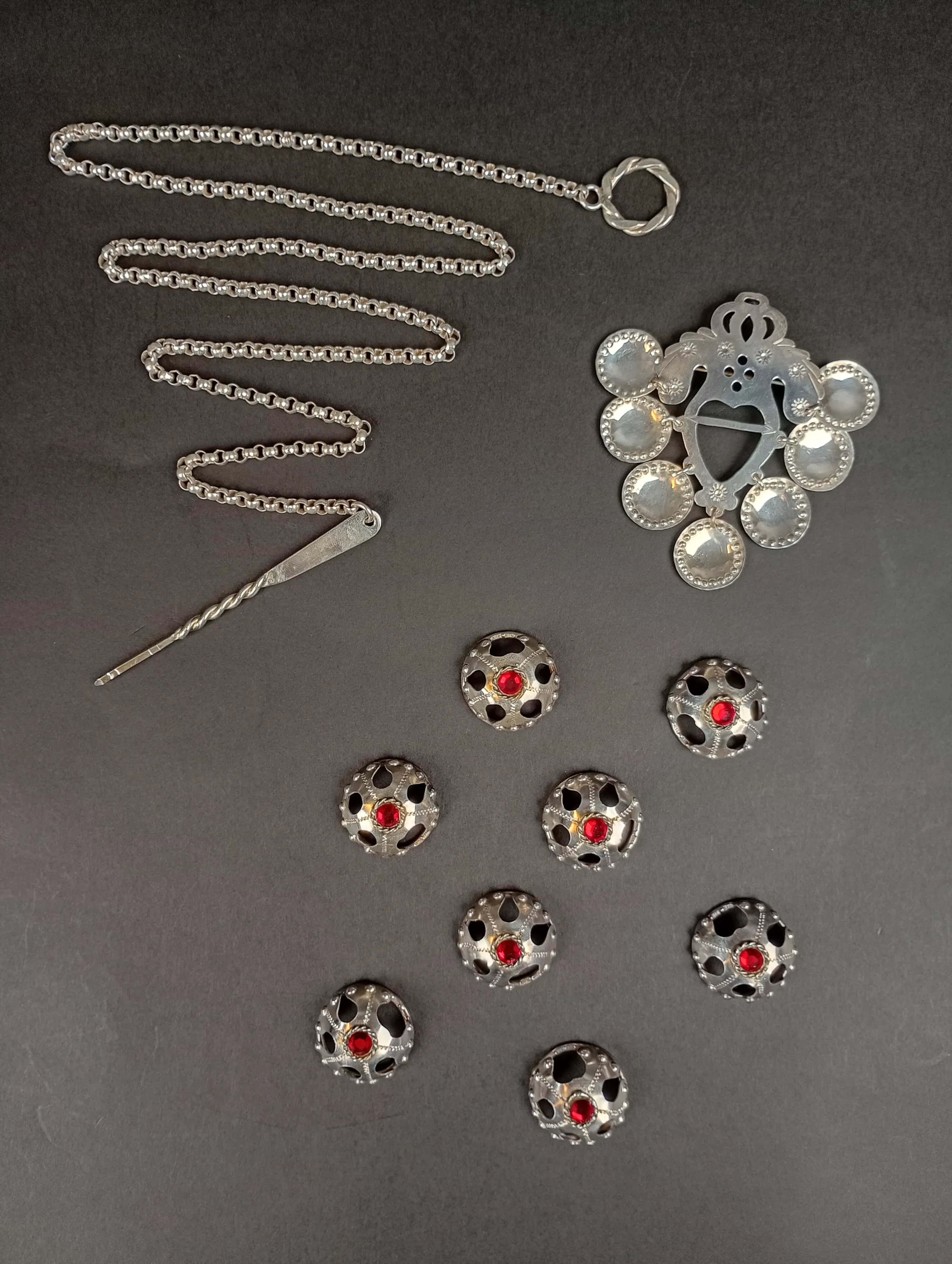 Dräktsmycken, Silver