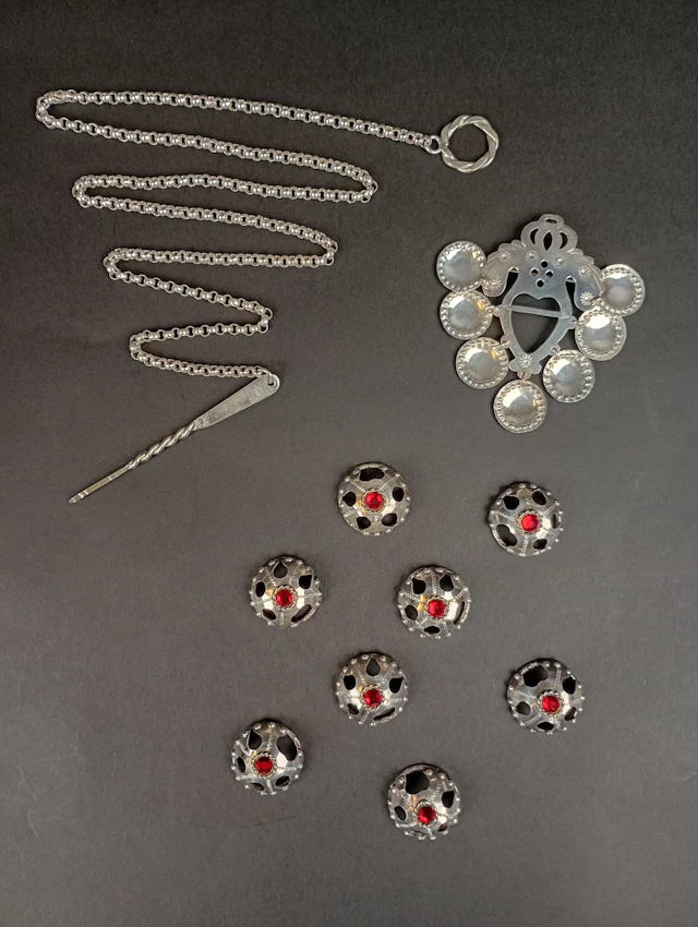 Dräktsmycken, Silver