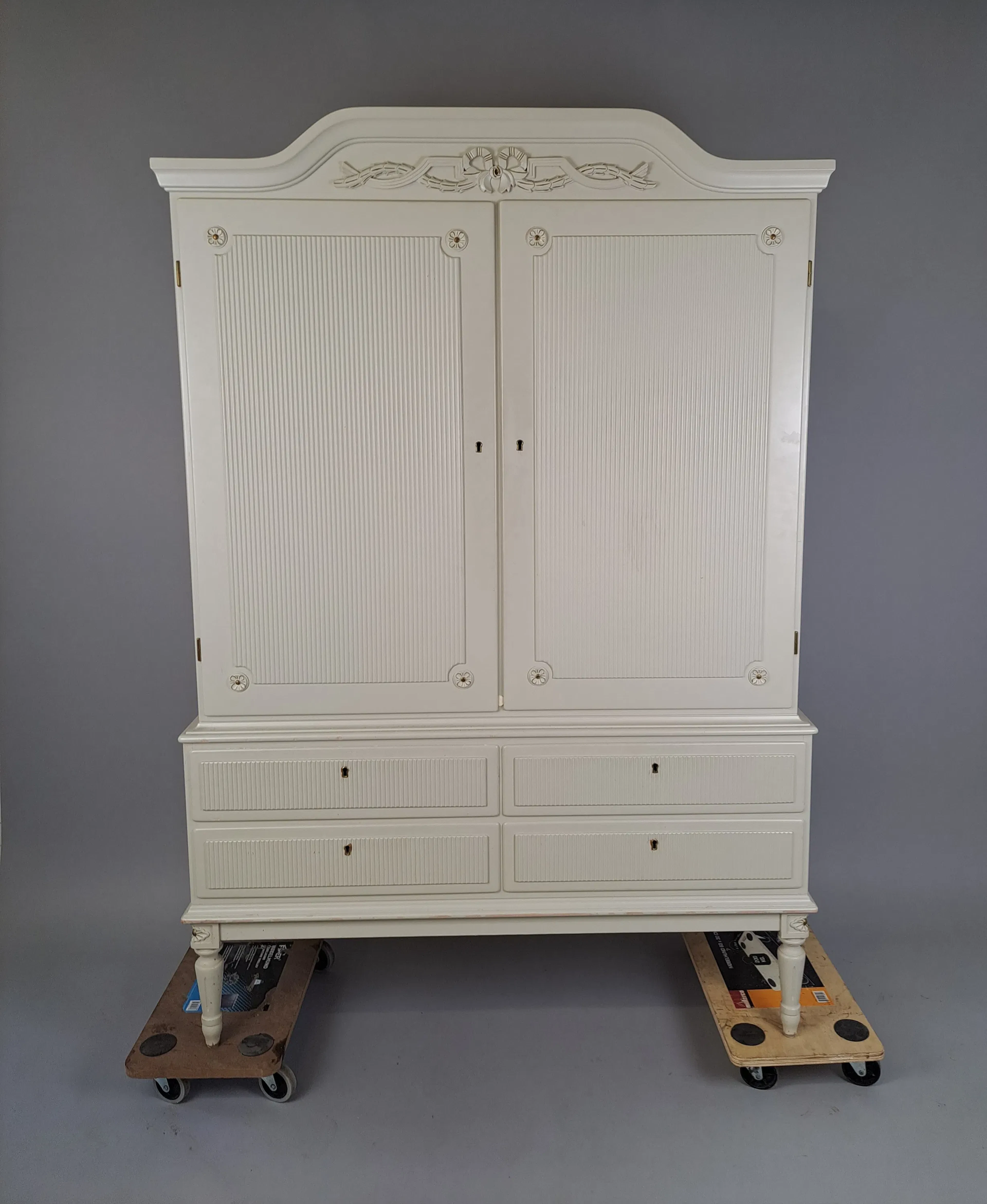 Linneskåp, Gustaviansk-stil Axetmodell