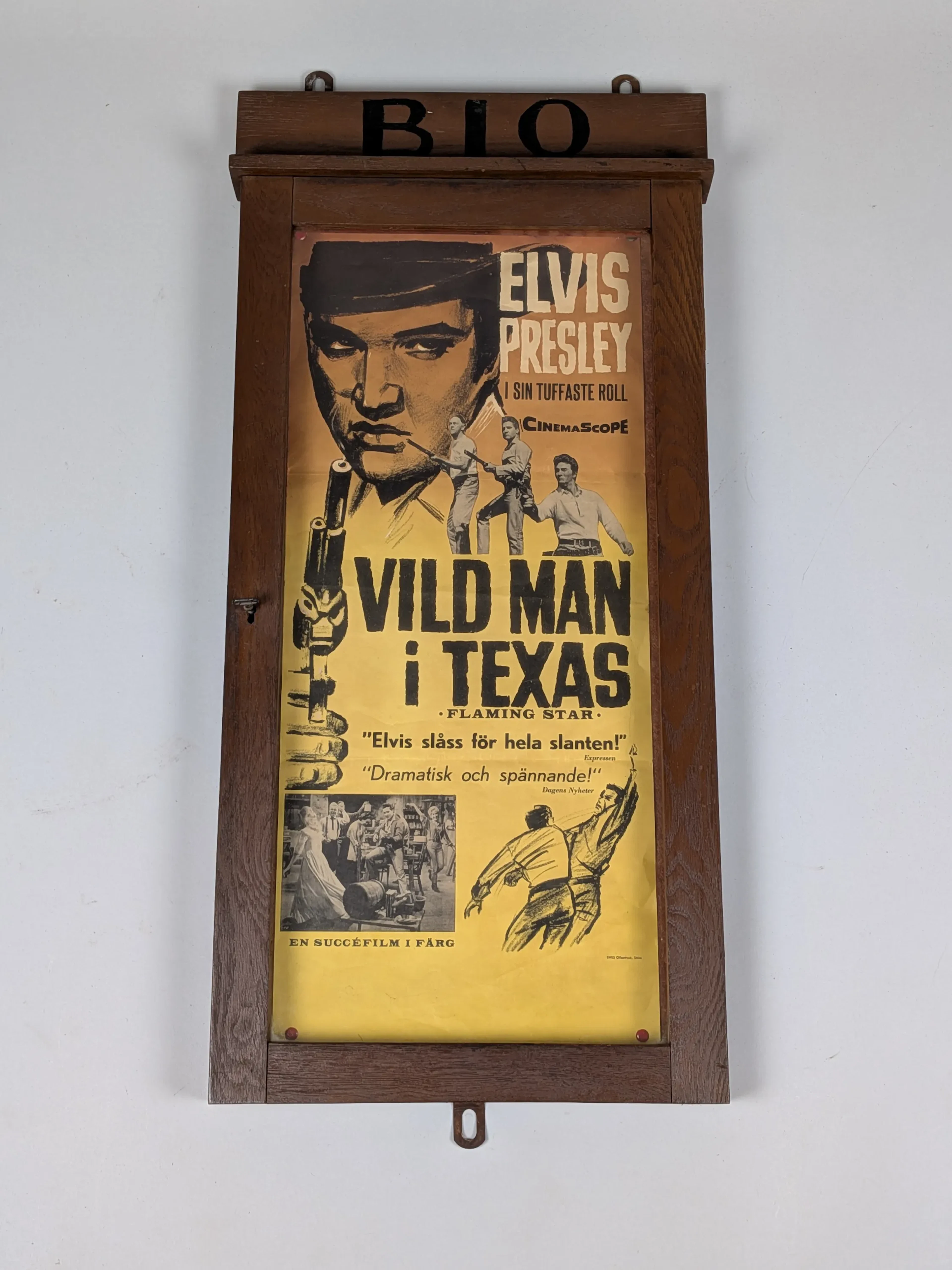 Visningsmonter med Filmaffisch, "Vild man i Texas" ek & glas