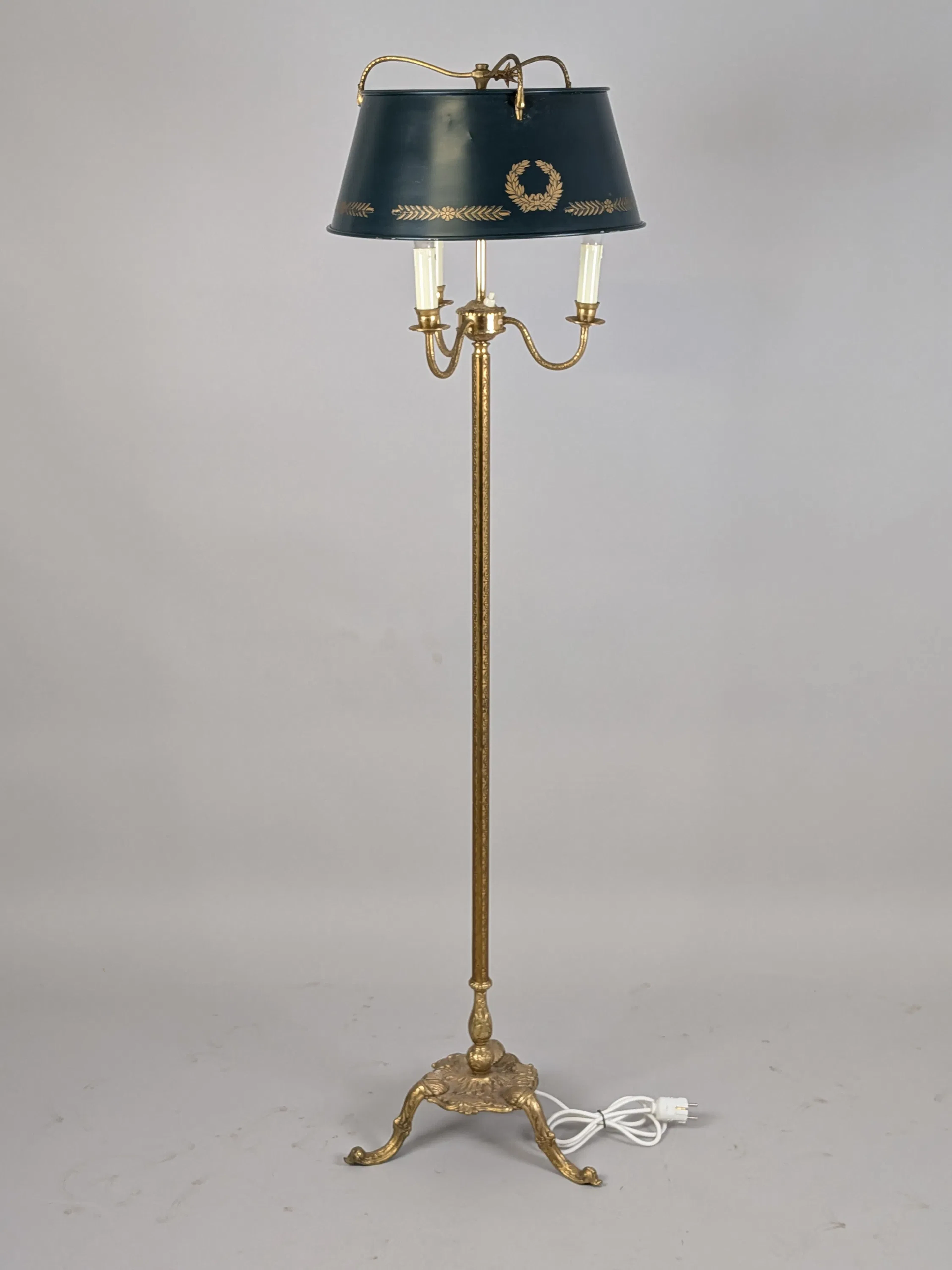 Golvlampa, skärm i plåt