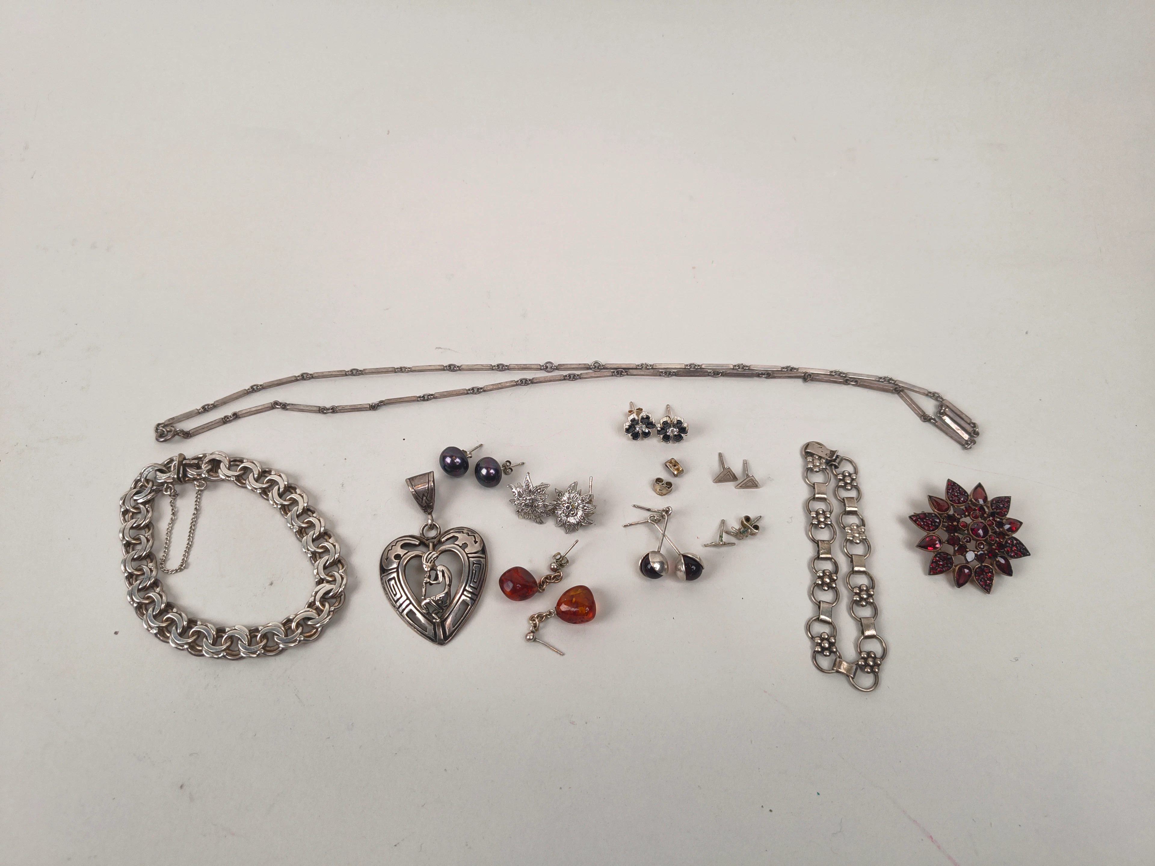Silversmycken bl.a. Granat