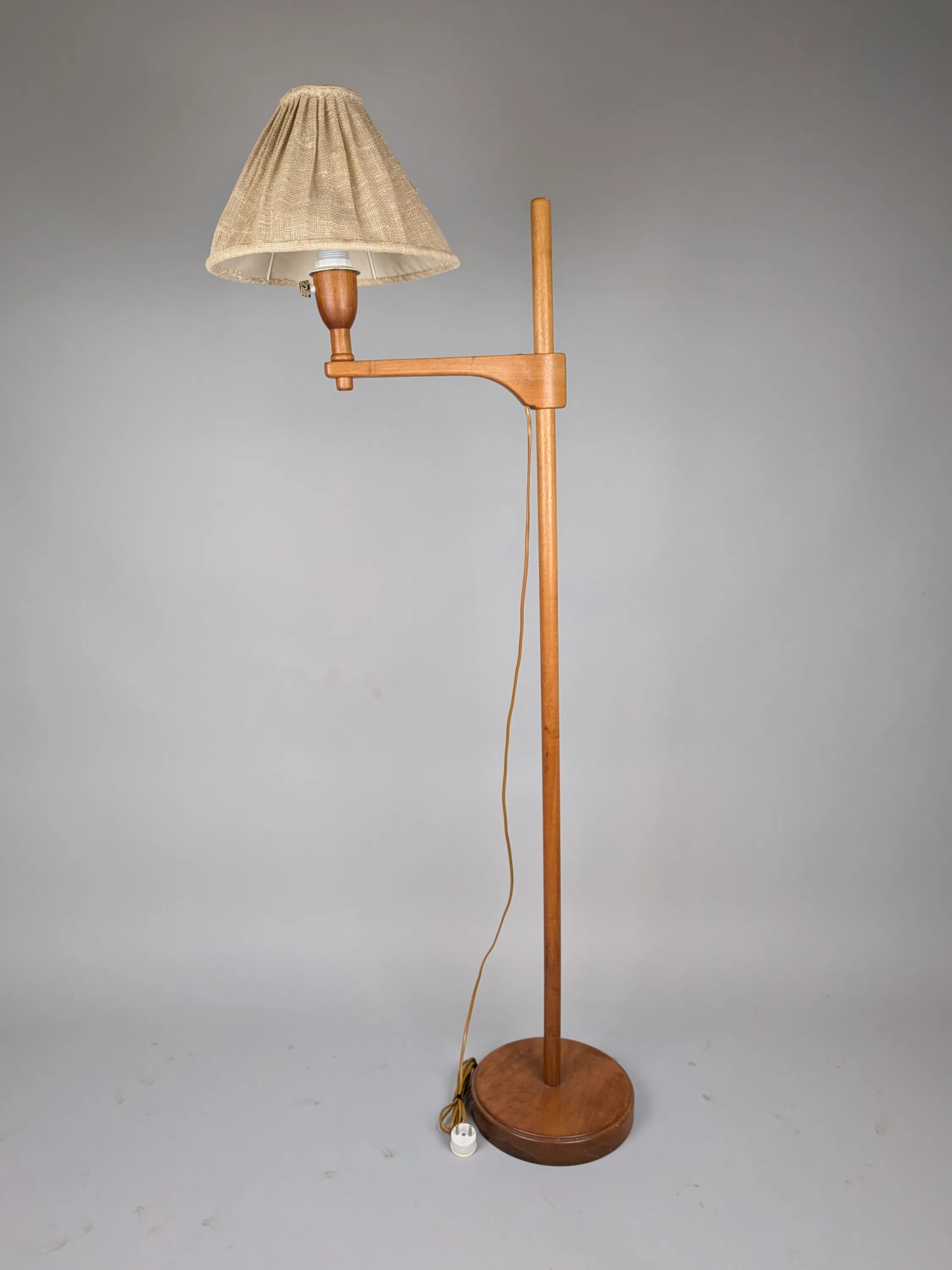 Golvlampa, "Staken" Carl Malmsten Teak, Brännmärkt