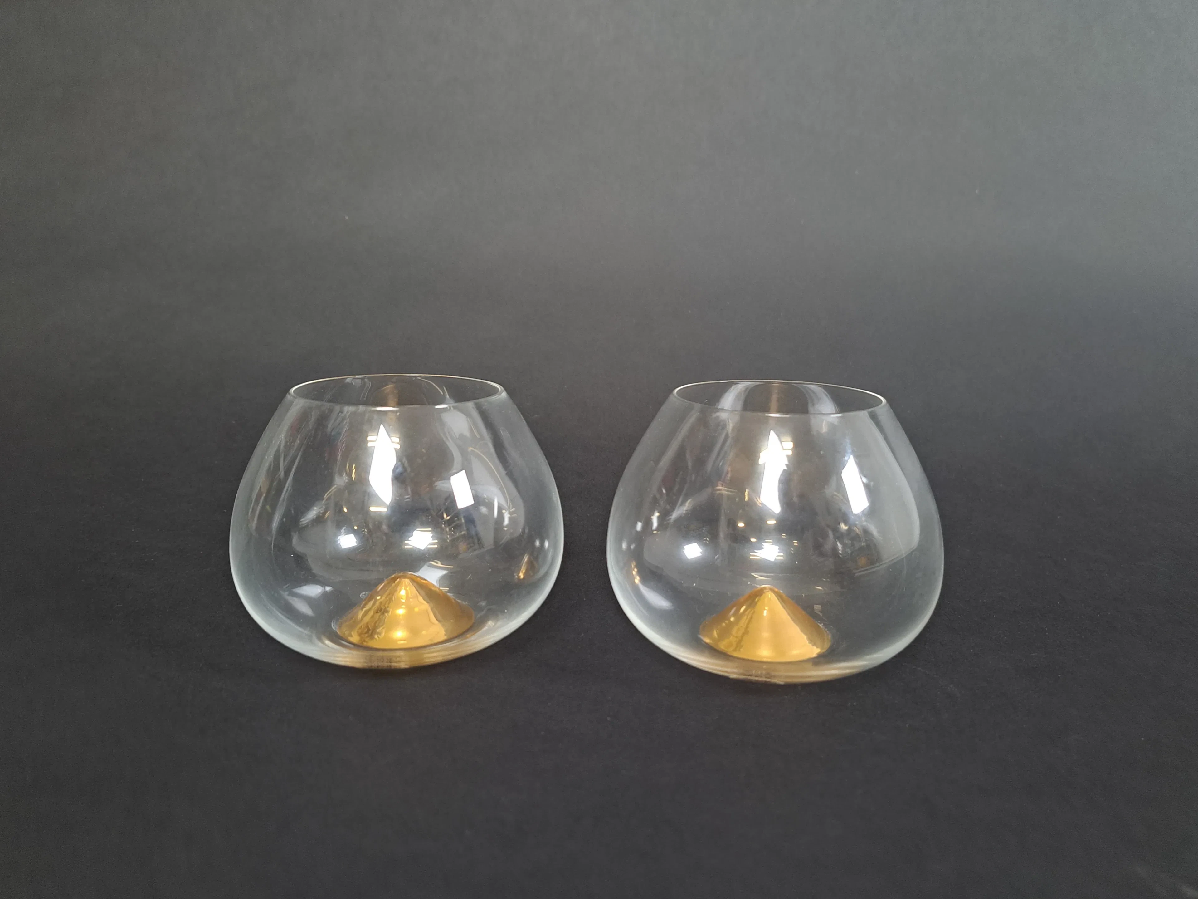 Cognacskupor, 2 st "Guld" Grönstedts Jubileum Skrufs Glasbruk
