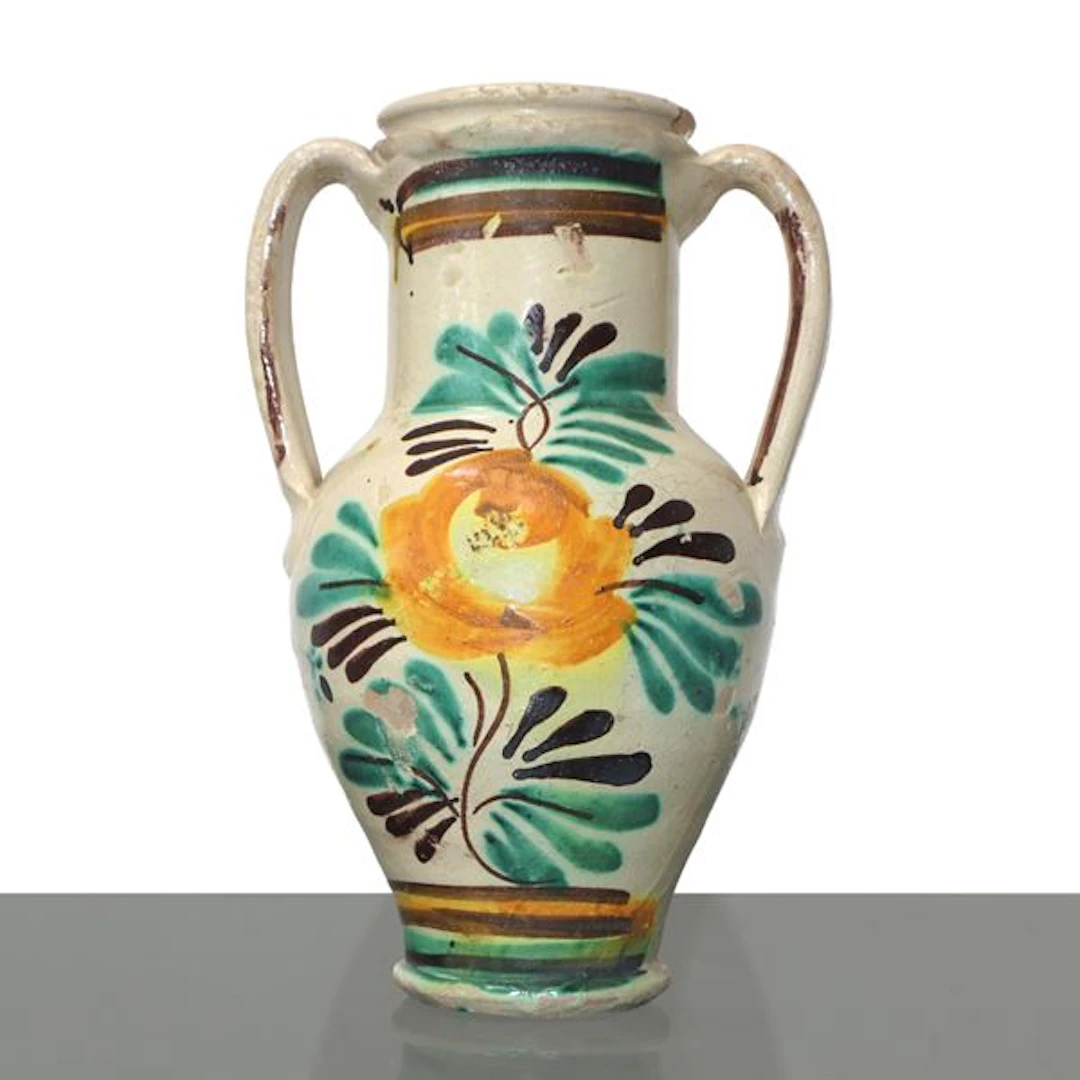 Brocca con manici in maiolica di Caltagirone con fiore policromo dipinto