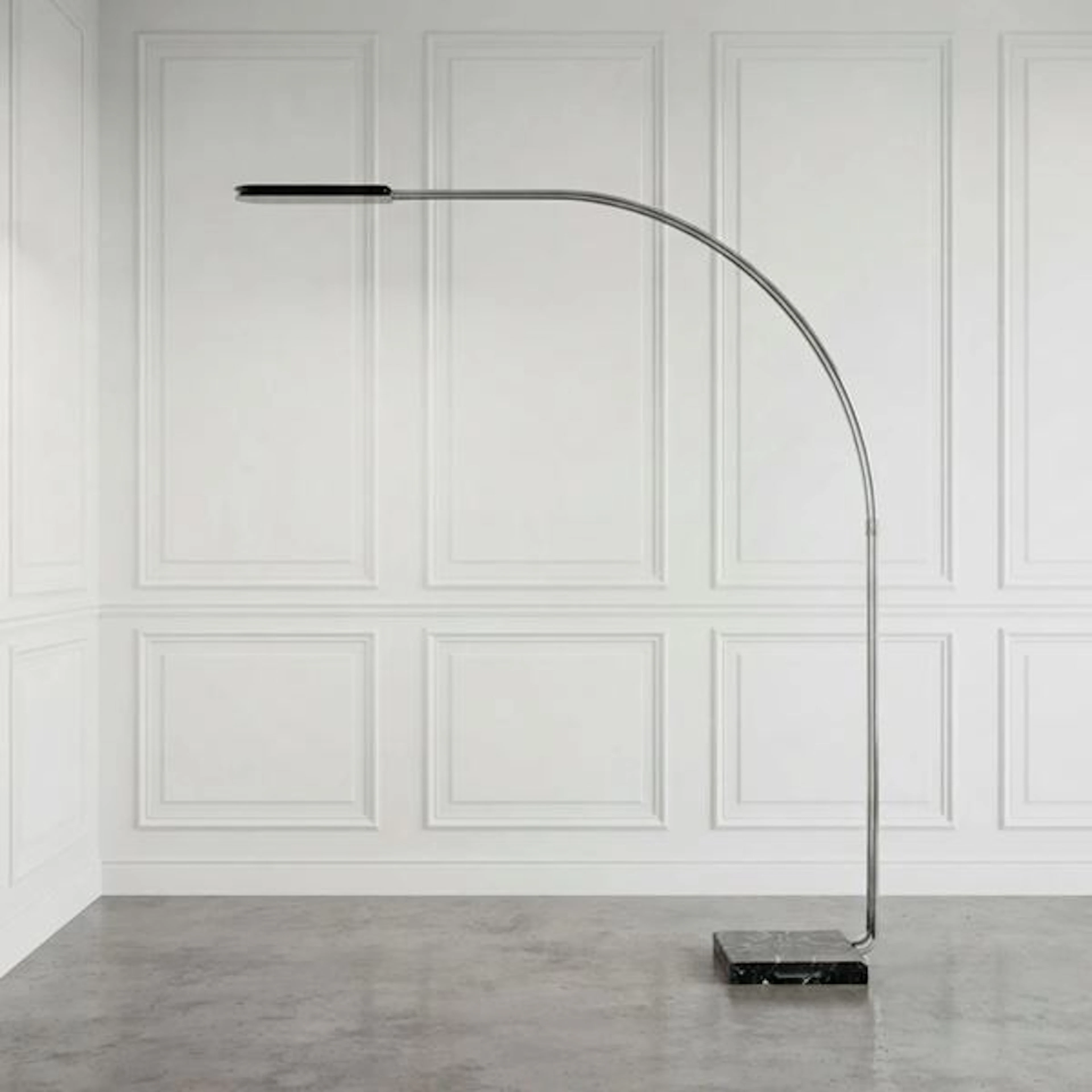 Lampada da terra Gesto con base in marmo e arco cromato - Bruno Gecchelin