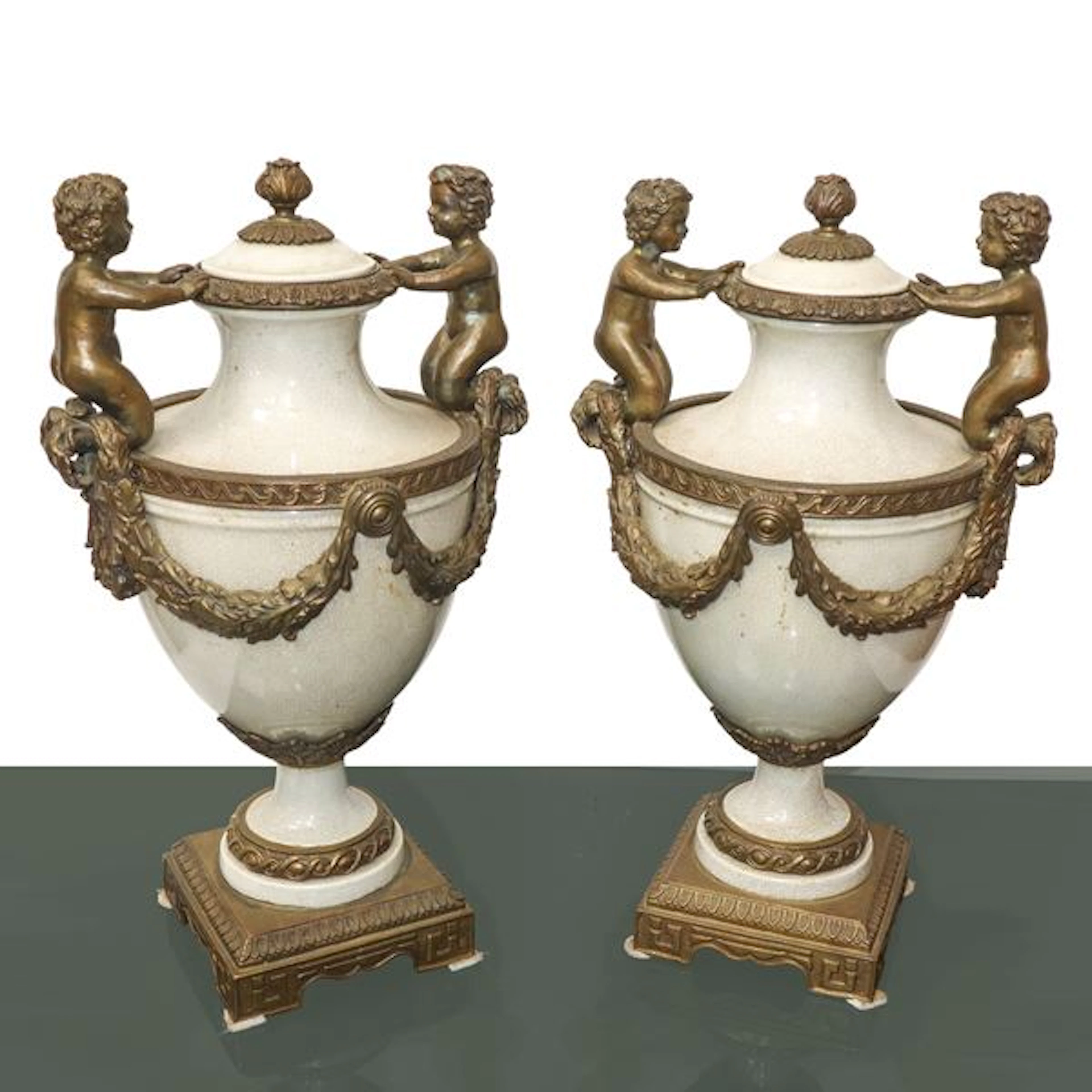 Vasi in porcellana bianca con dettagli e manici in bronzo patinato