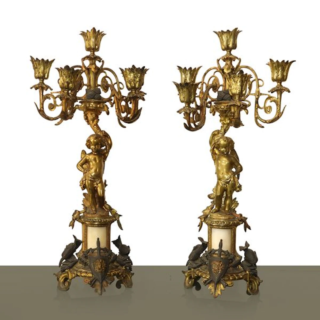 Candelabri a 5 luci in metallo dorato ad ormulu con base ornata con
