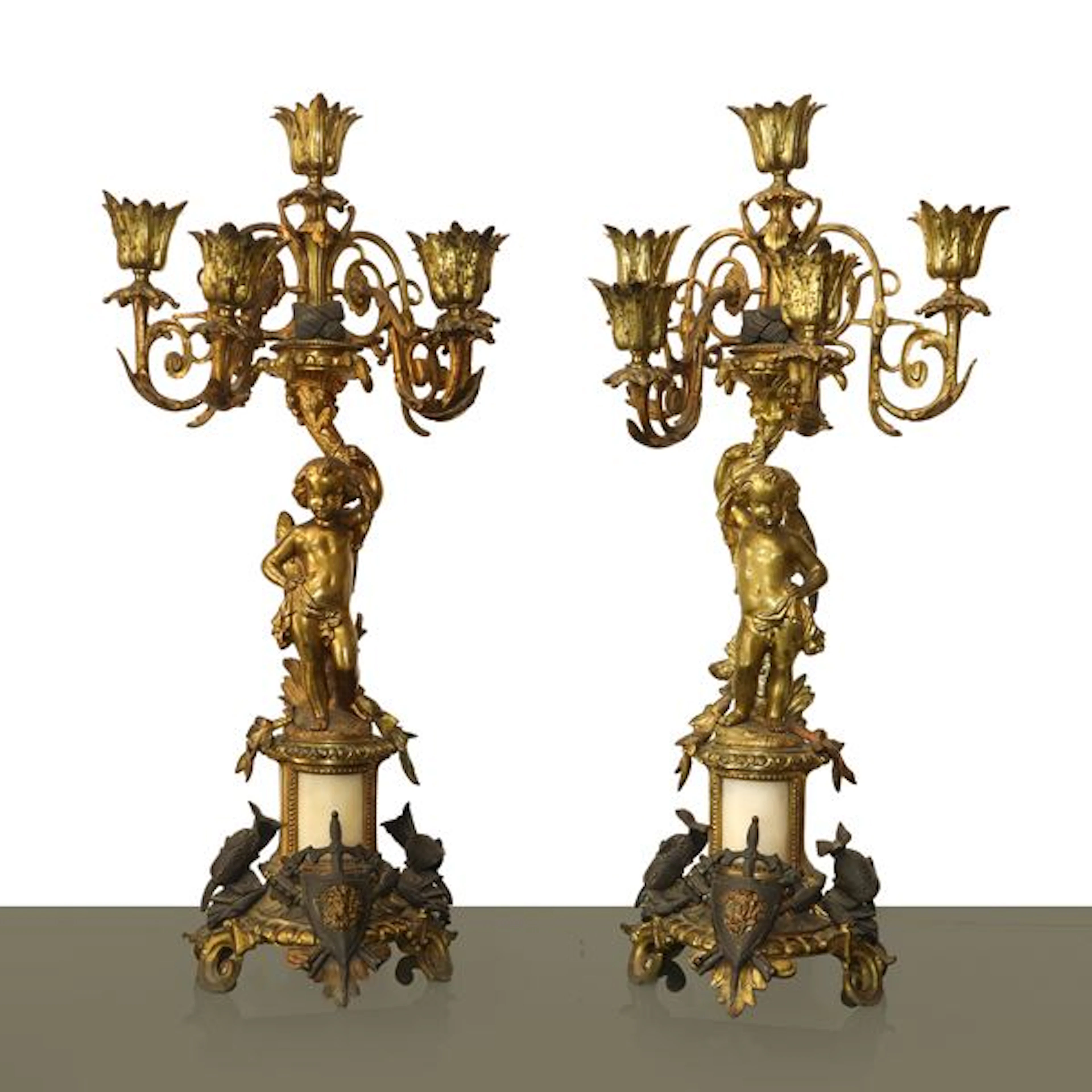 Candelabri a 5 luci in metallo dorato ad ormulu con base ornata con