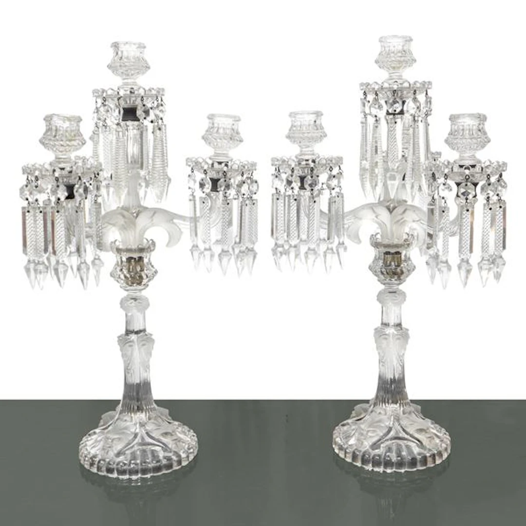 Coppia di candelabri a 4 luci in cristallo con brindoli con teste