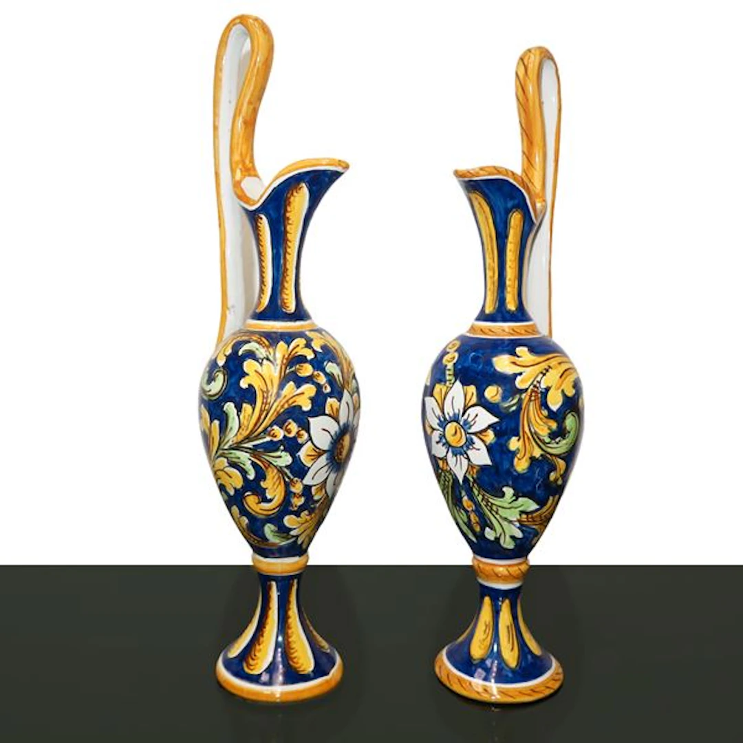 Coppia di anfore con manico in maiolica di Caltagirone, XX secolo