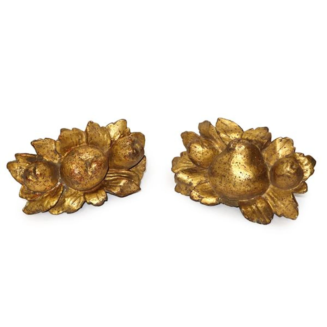 Coppia di sculture lignee dorate a foglia raffiguranti frutti, XIX secolo