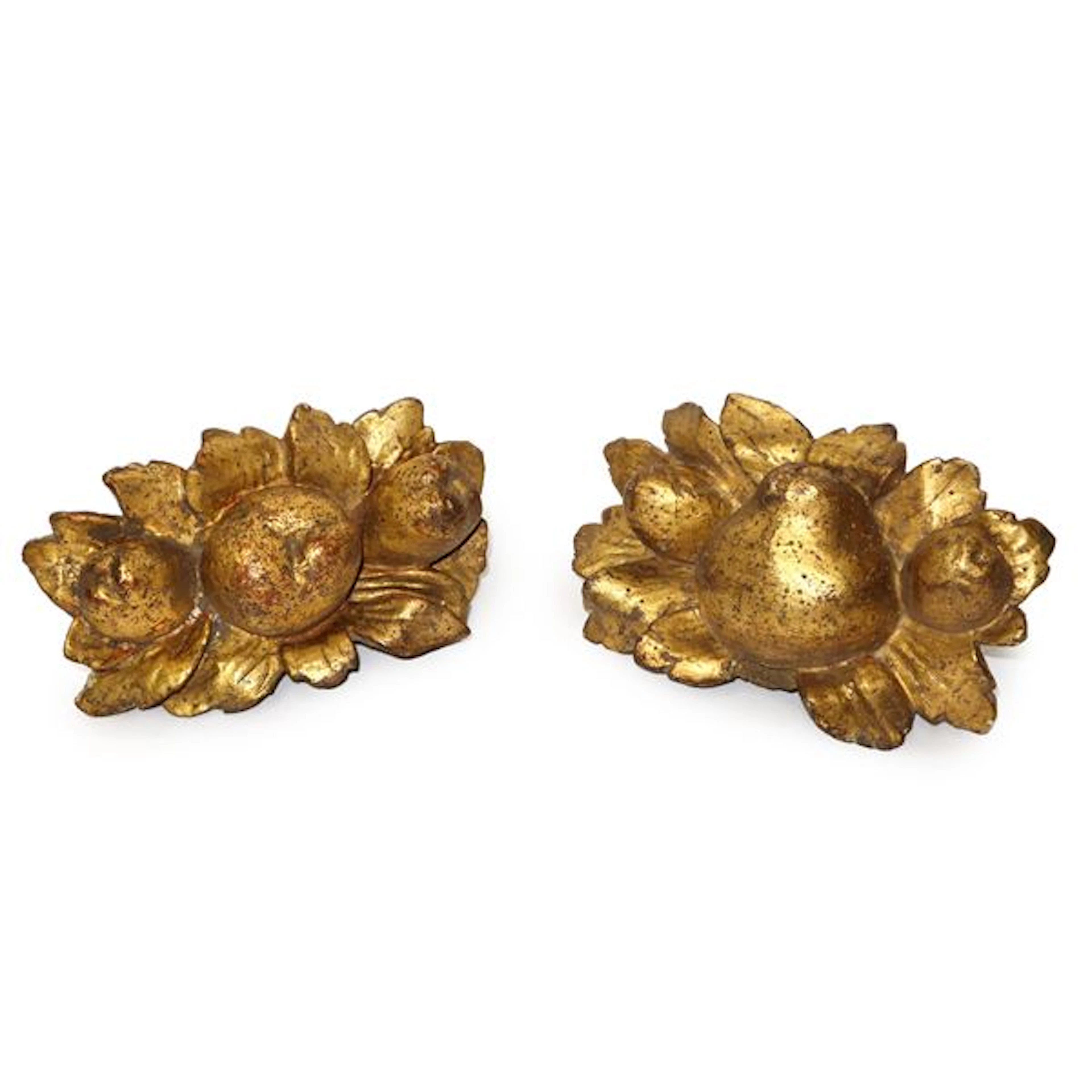 Coppia di sculture lignee dorate a foglia raffiguranti frutti, XIX secolo
