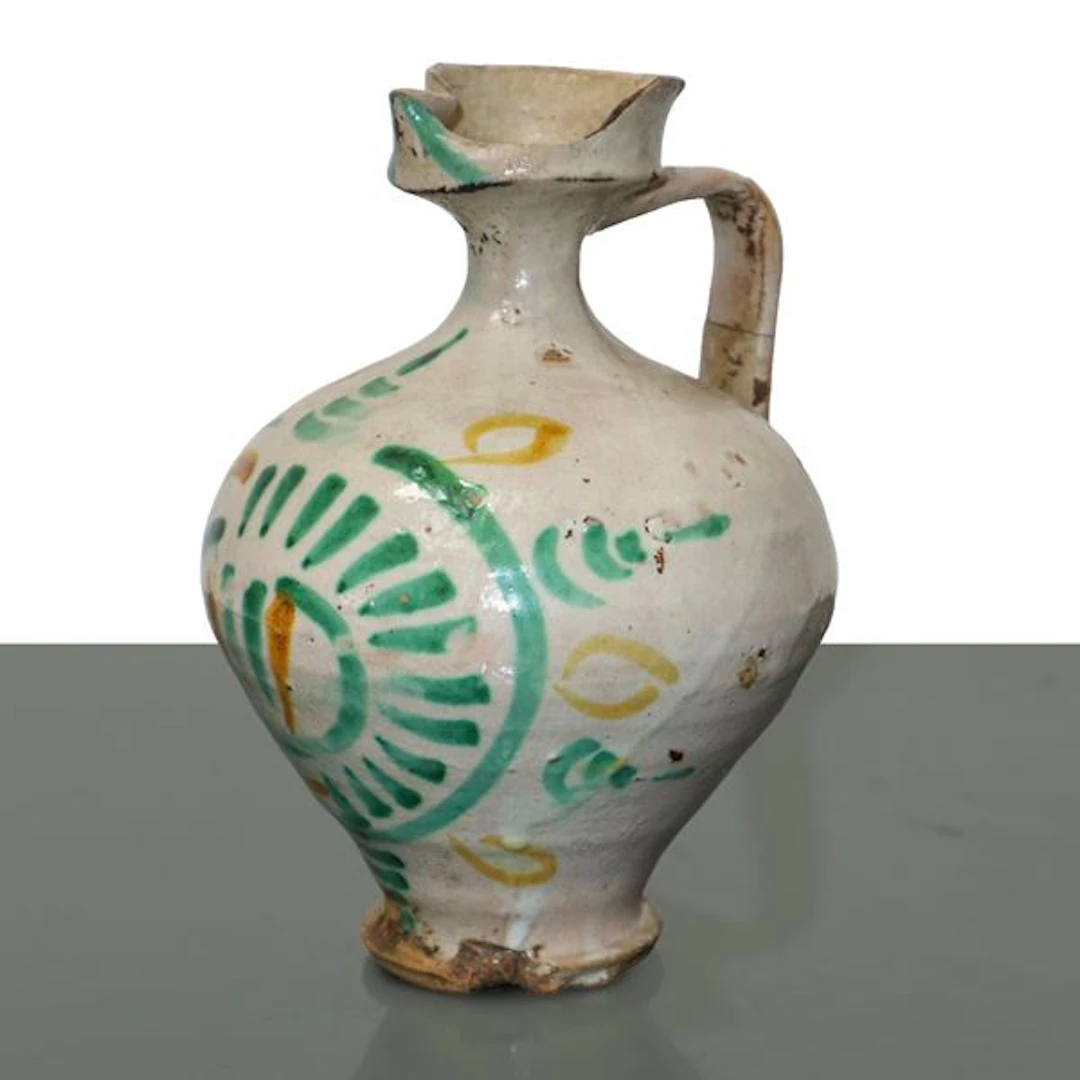 Orciolo in maiolica di Caltagirone con decoro policromo al fronte