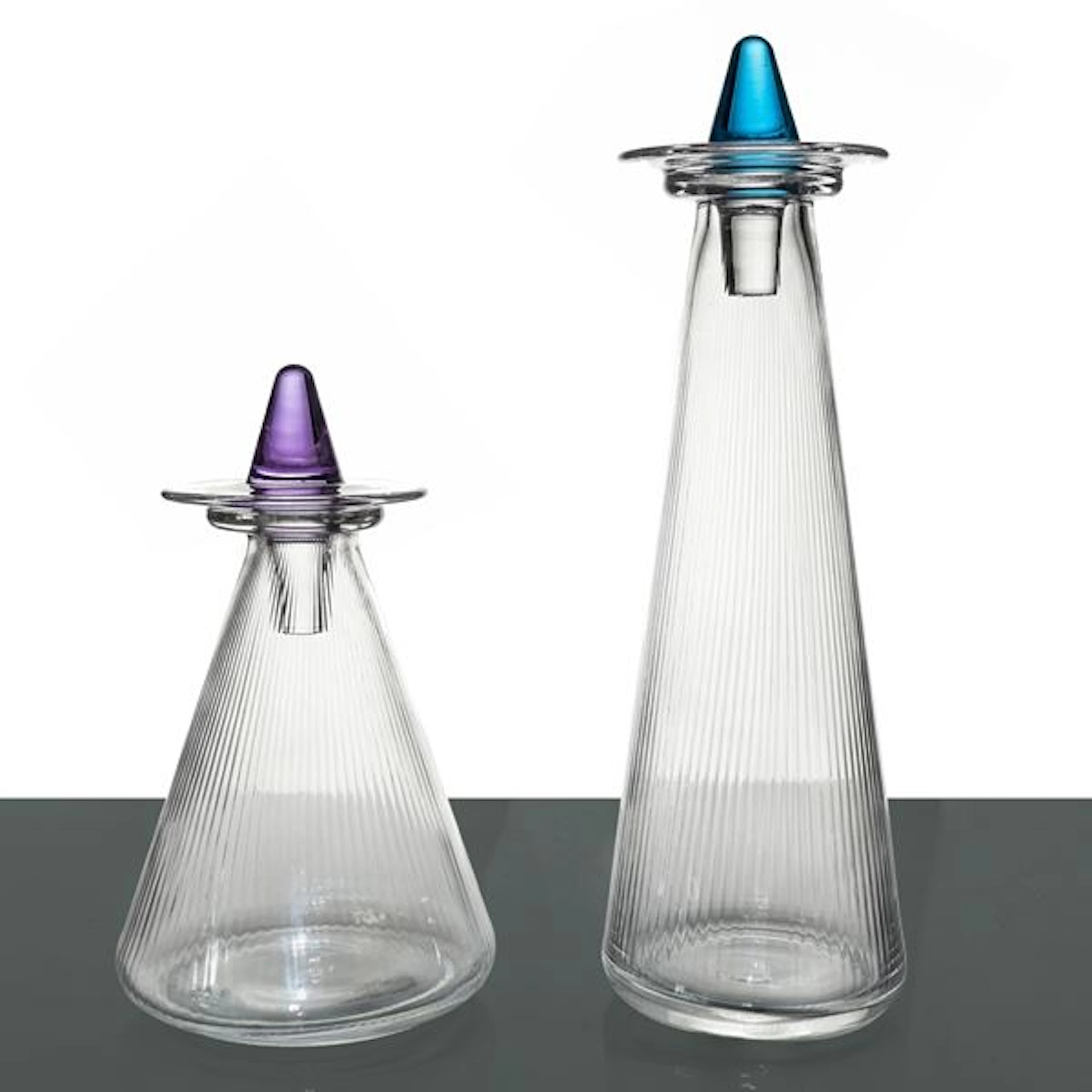 Coppia di decanter in vetro di Murano filigranato con tappi colorati