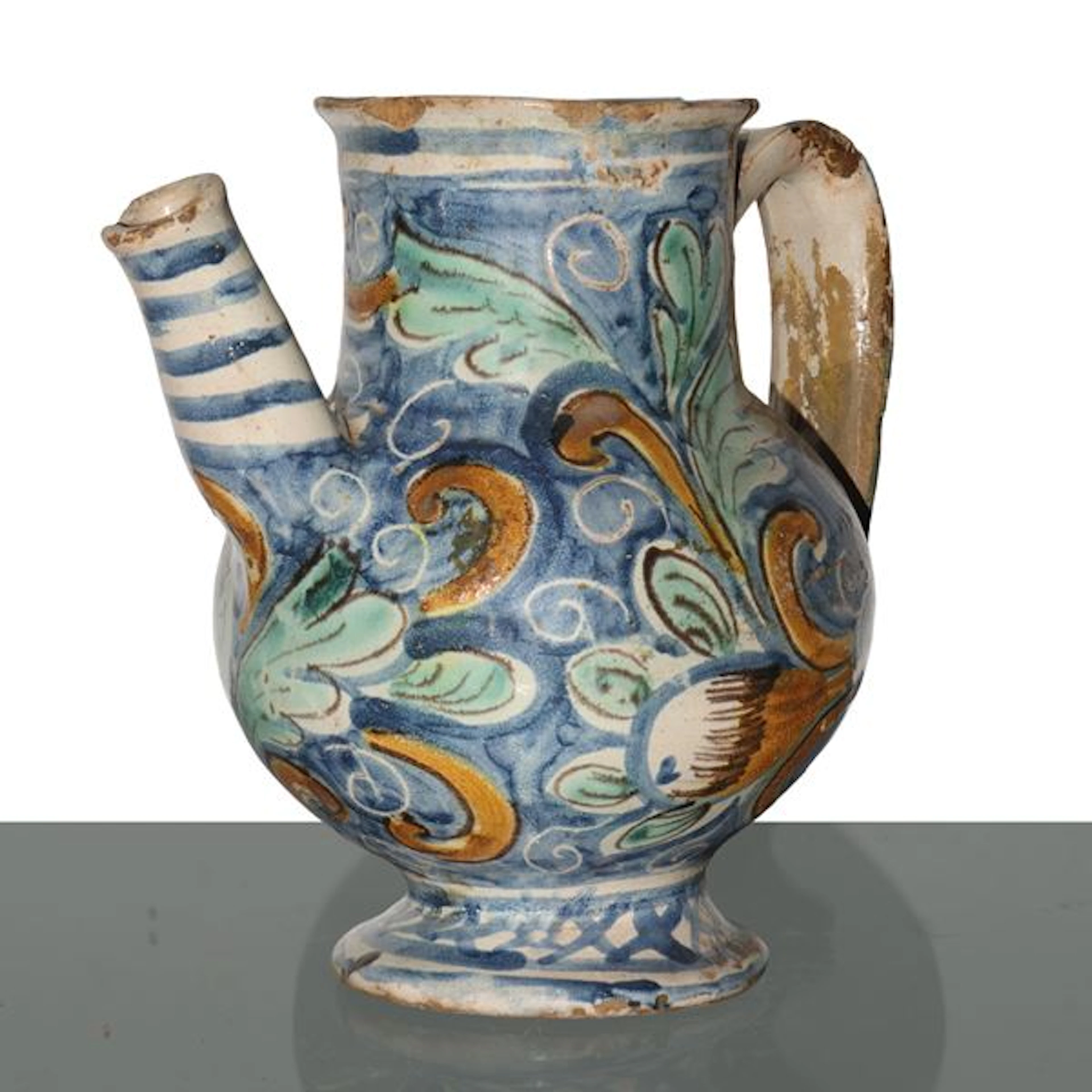 Versatoio con manico in maiolica di Caltagirone decorato a motivi