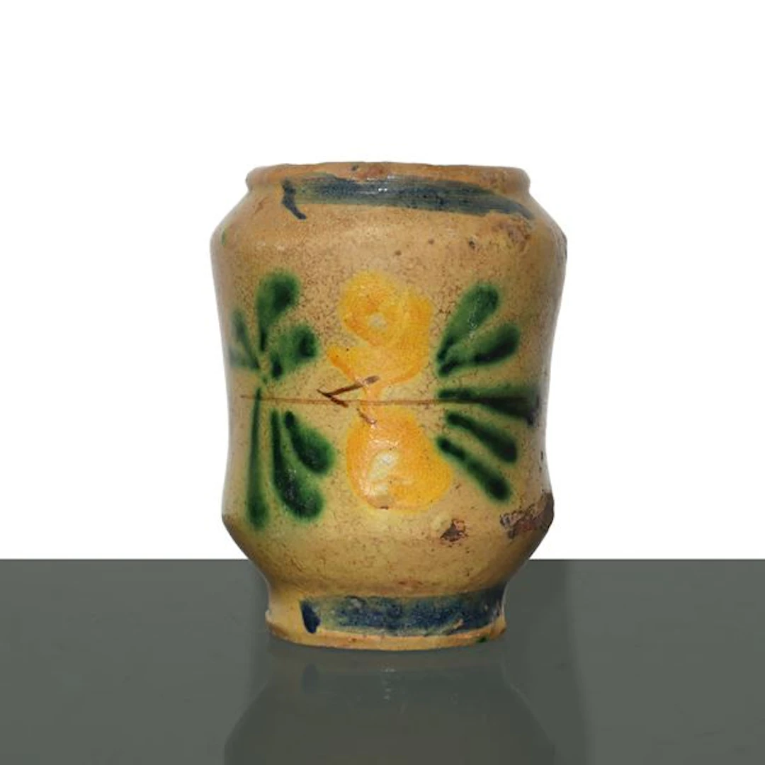 Piccolo cilindro in maiolica di Caltagirone con fiore borbonico dipinto