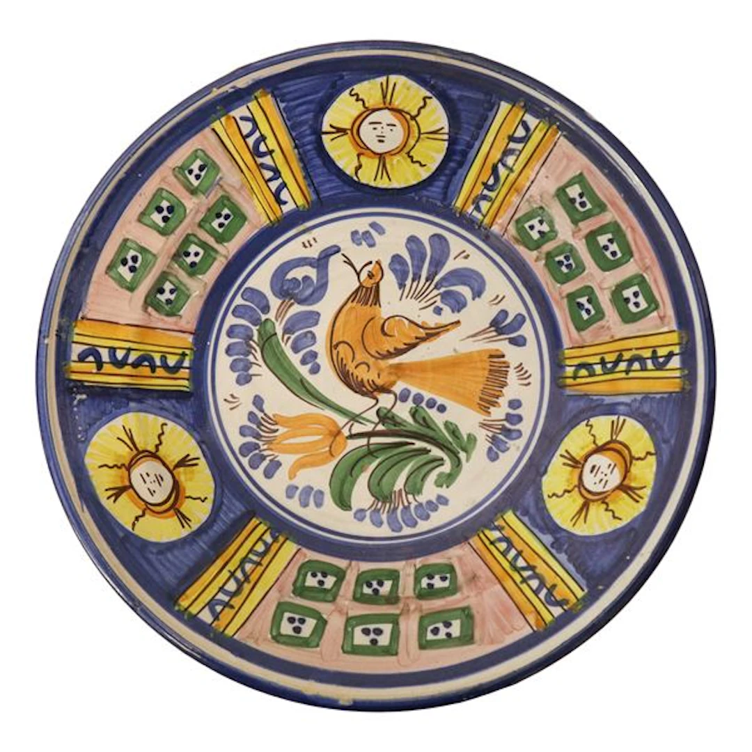 Piatto in maiolica policroma dipinta con raffigurazione di un uccello al centro