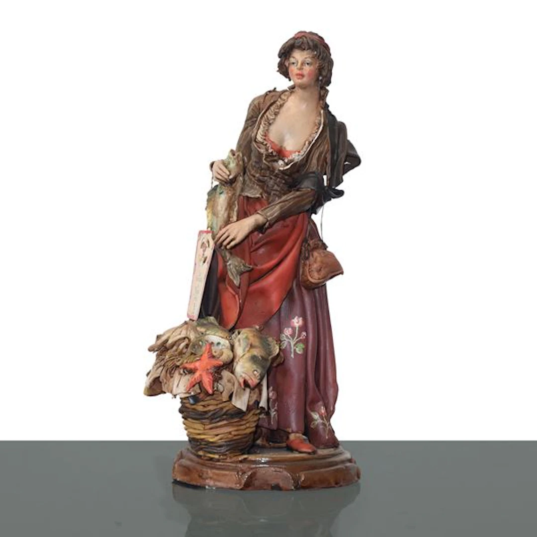 Donna che vende il pesce, scultura in terracotta - Angela Tripi Le