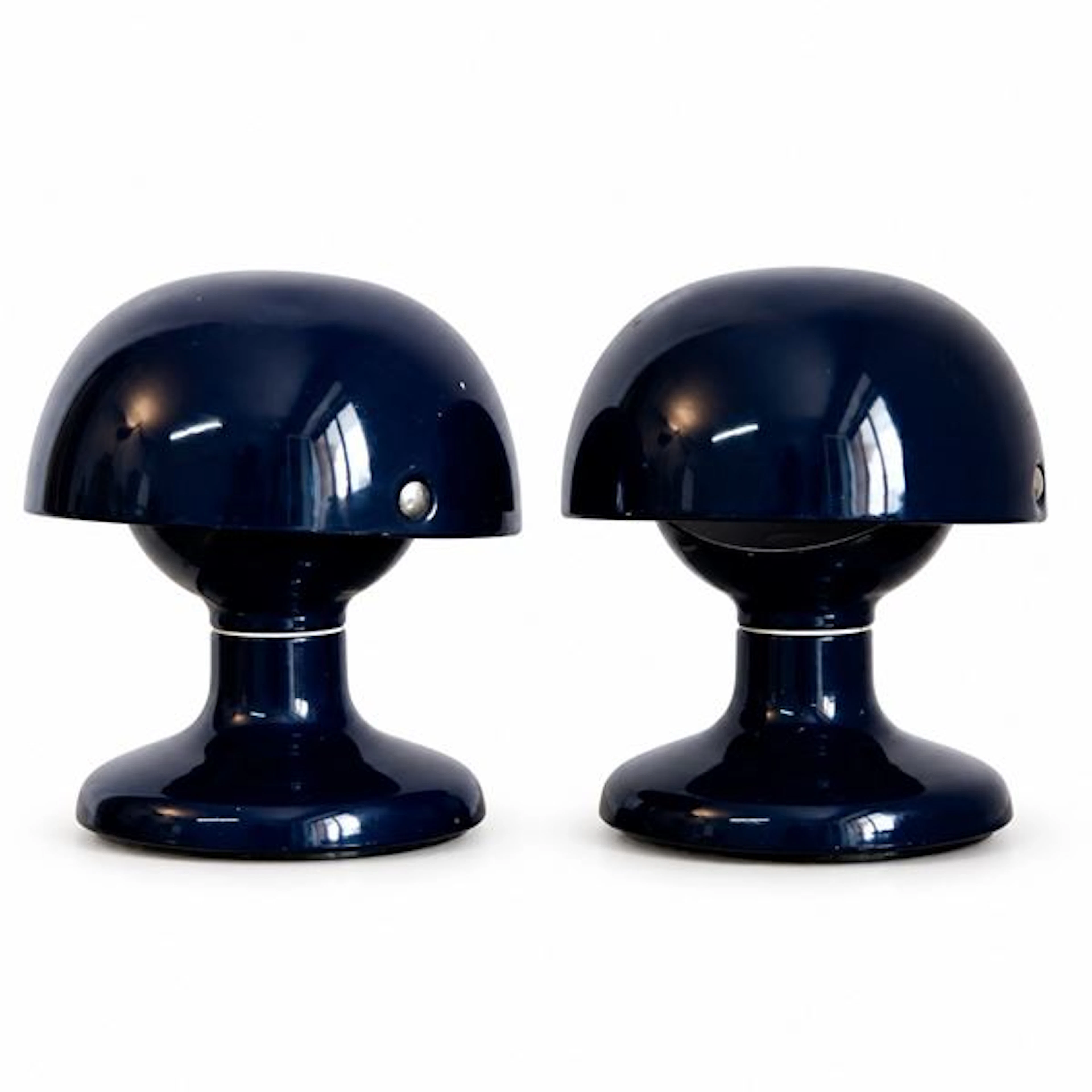 Coppia di lampade da tavolo modello Jucker 147 in metallo laccato