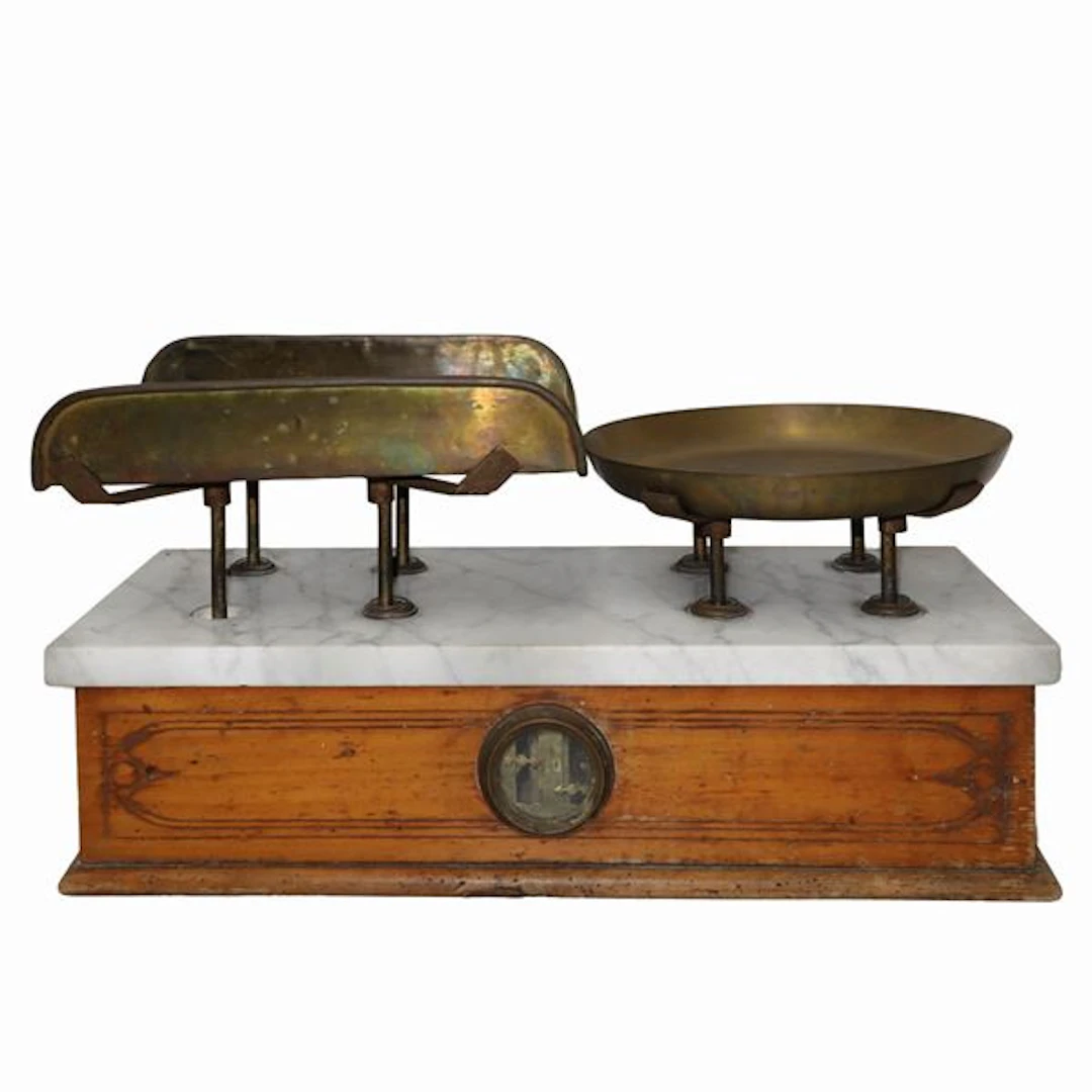 Bilancia in legno laccato con piano inmarmo e piatti in ottone, Inizi XX secolo