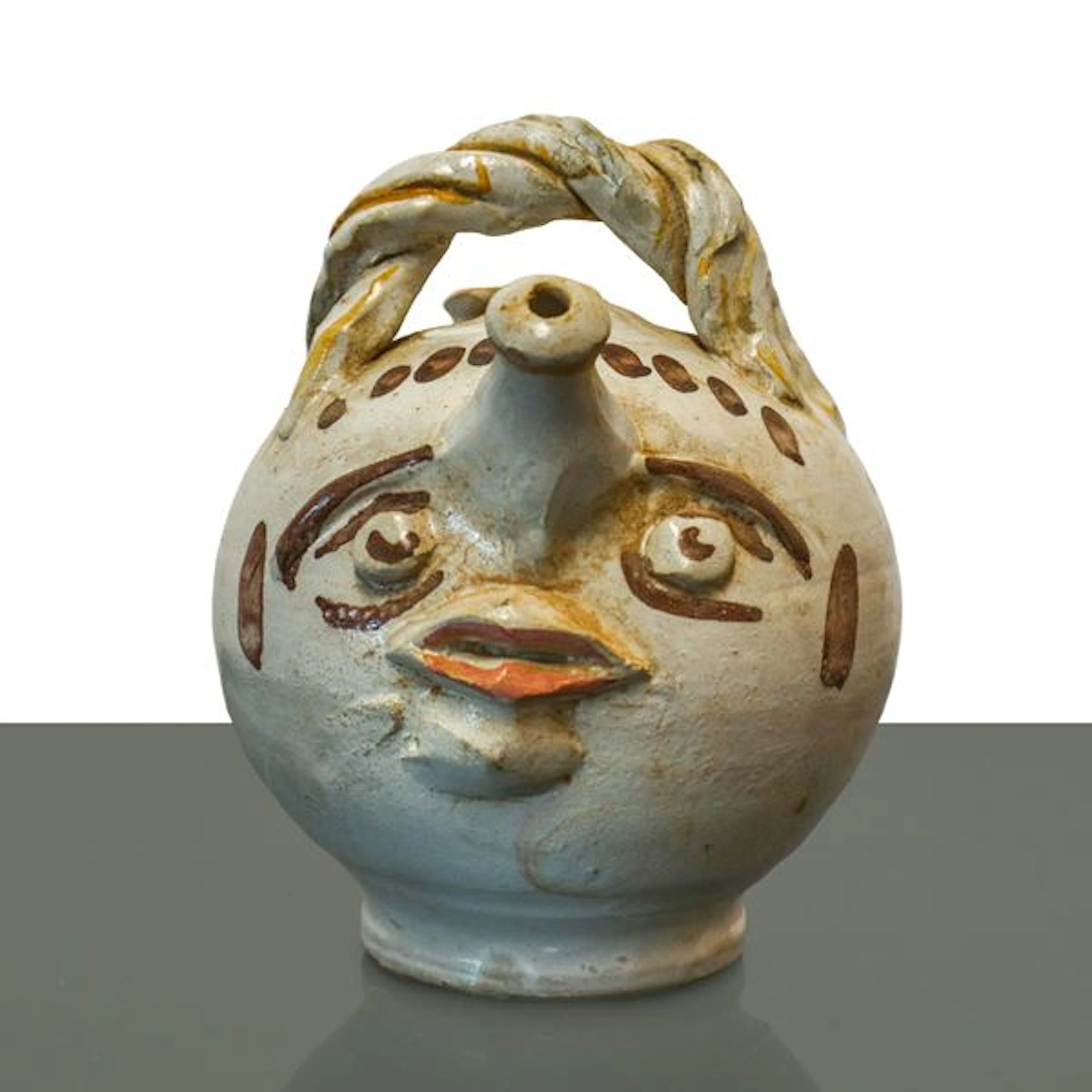 Brocca in maiolica di Caltagirone dalle fattezze antropomorfe decorata