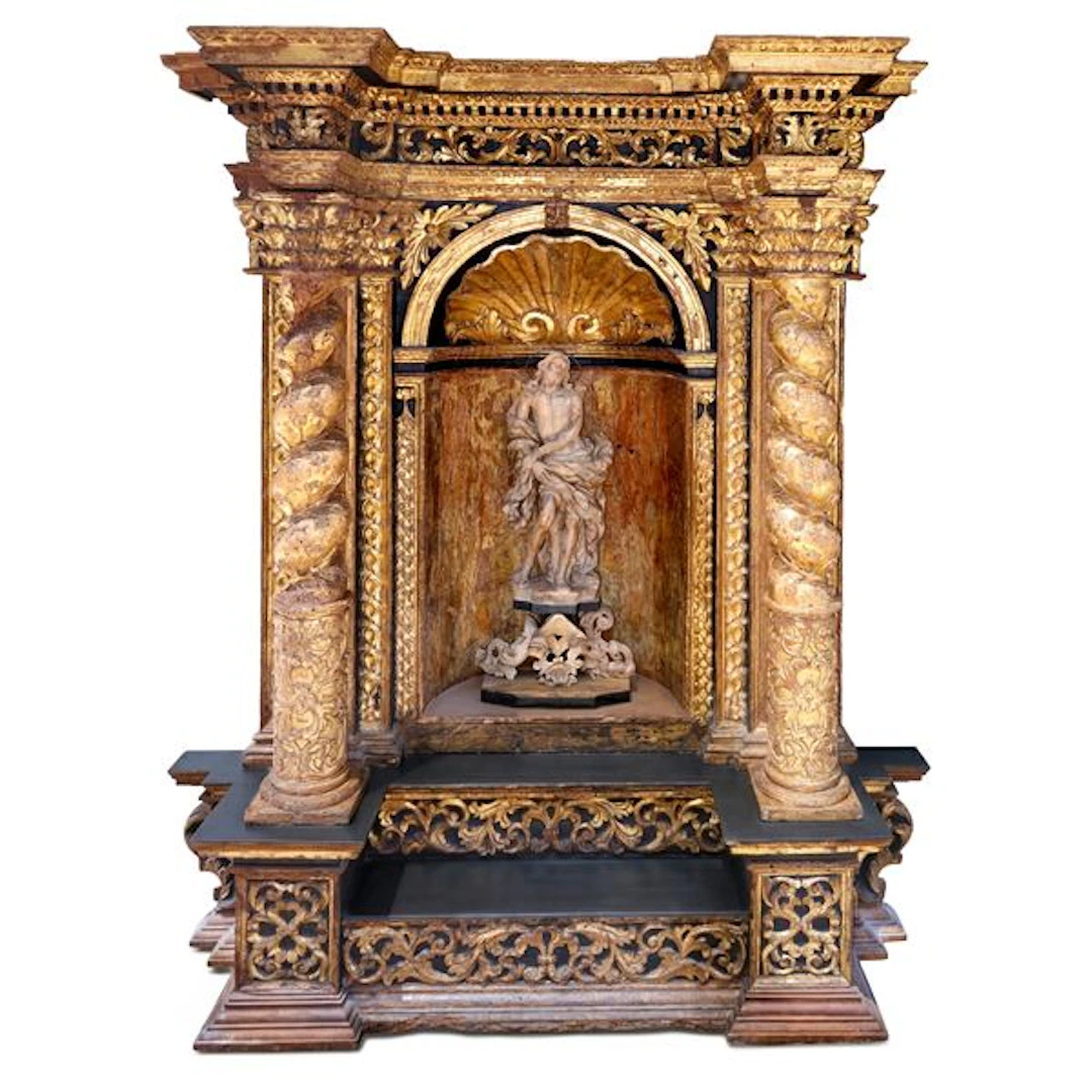 Altare ligneo dorato e laccato con statua di Cristo in alabastro rosa