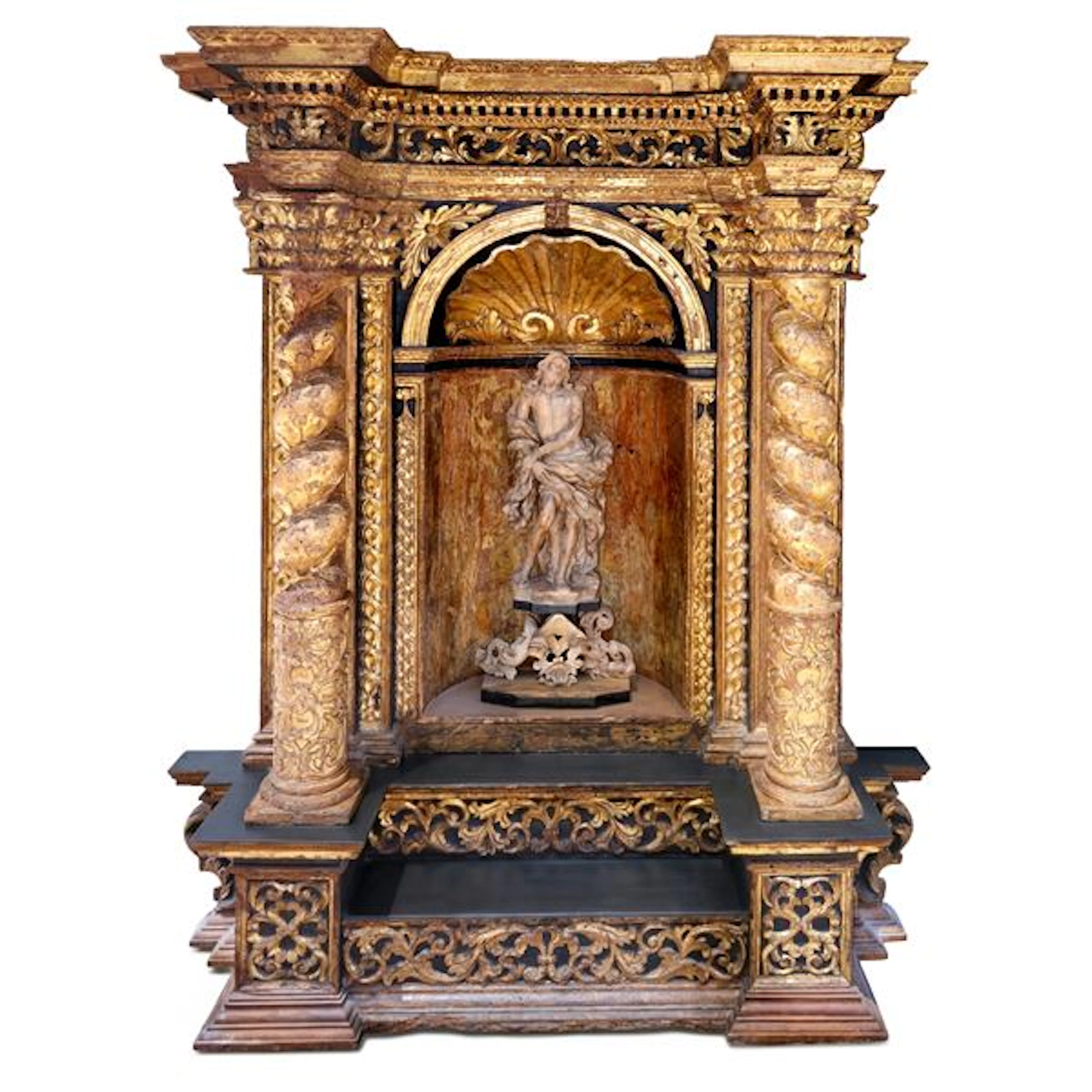 Altare ligneo dorato e laccato con statua di Cristo in alabastro rosa