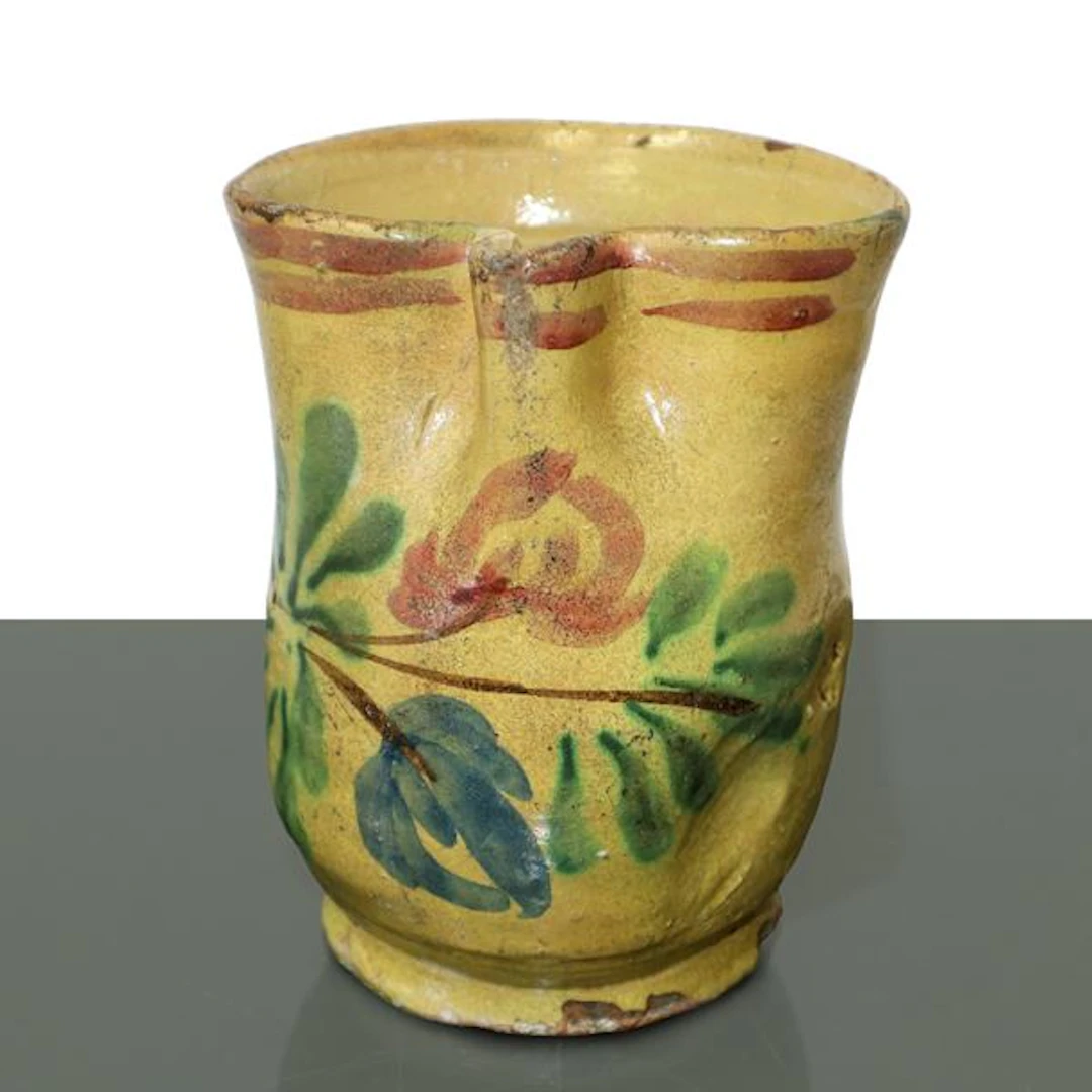 Cannata in maiolica di Caltagirone con fiori policromi dipinti al