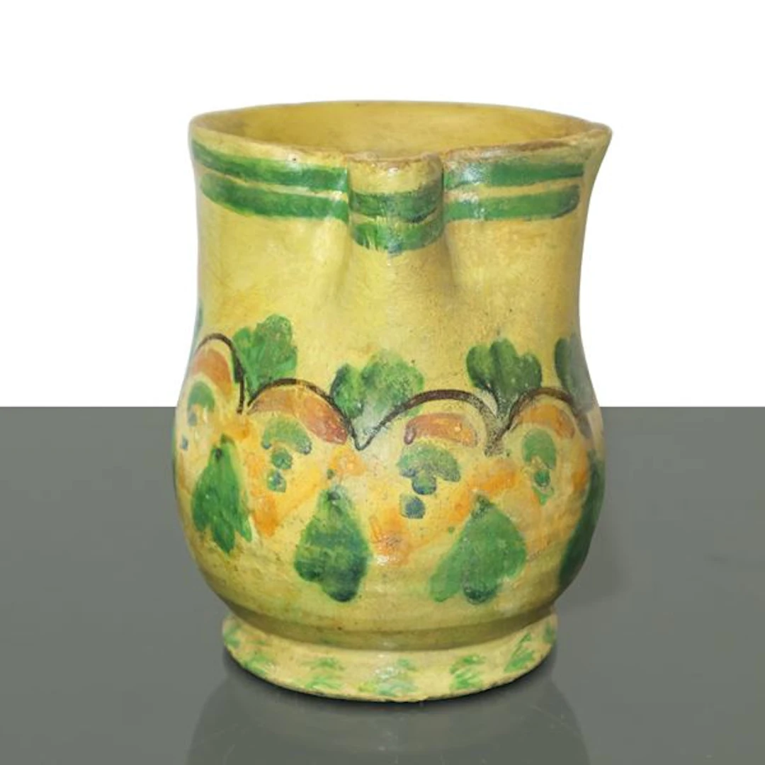 Cannata in maiolica di Caltagirone con decoro policromo al fronte
