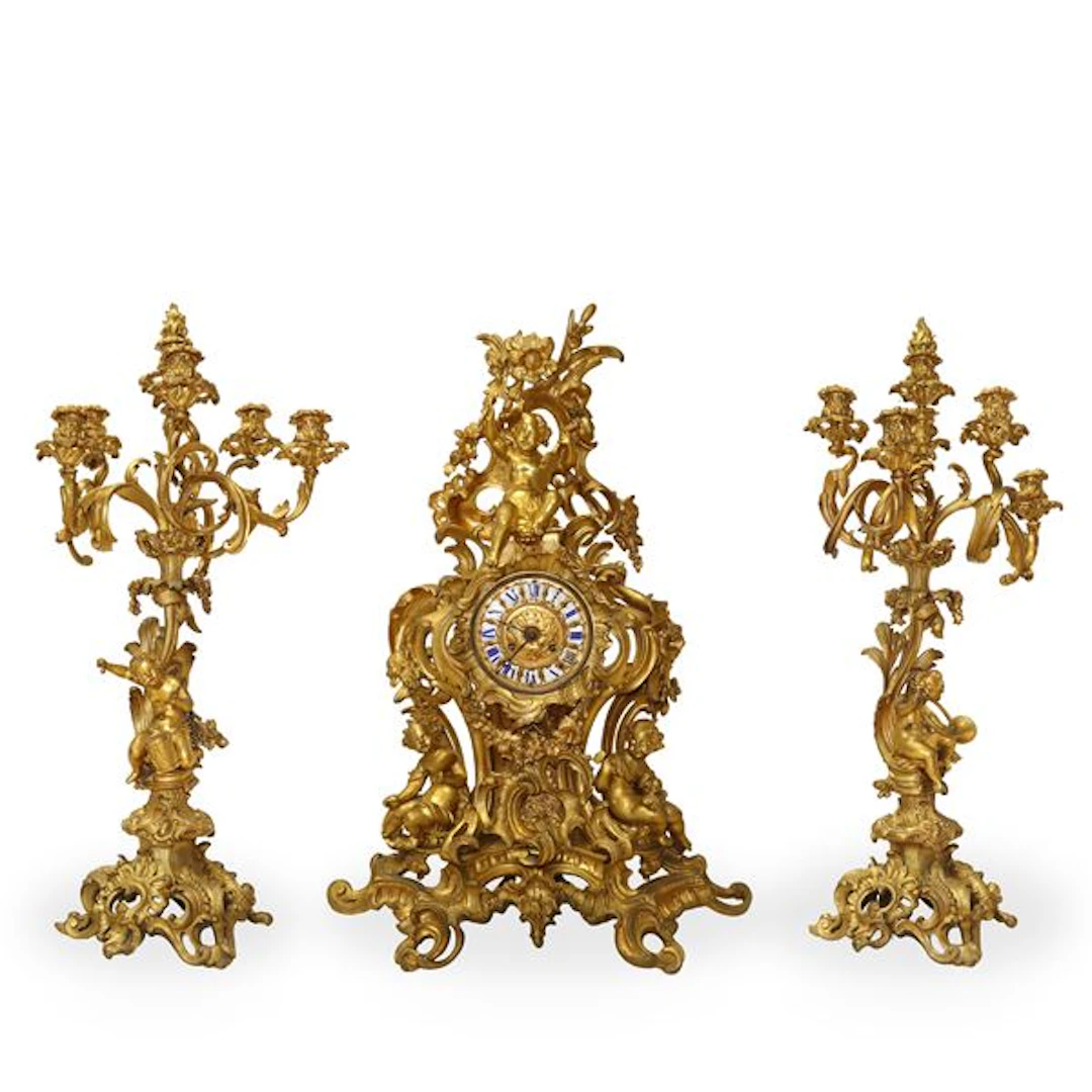 Trittico Luigi XVI in bronzo dorato composto da orologio e candelabri