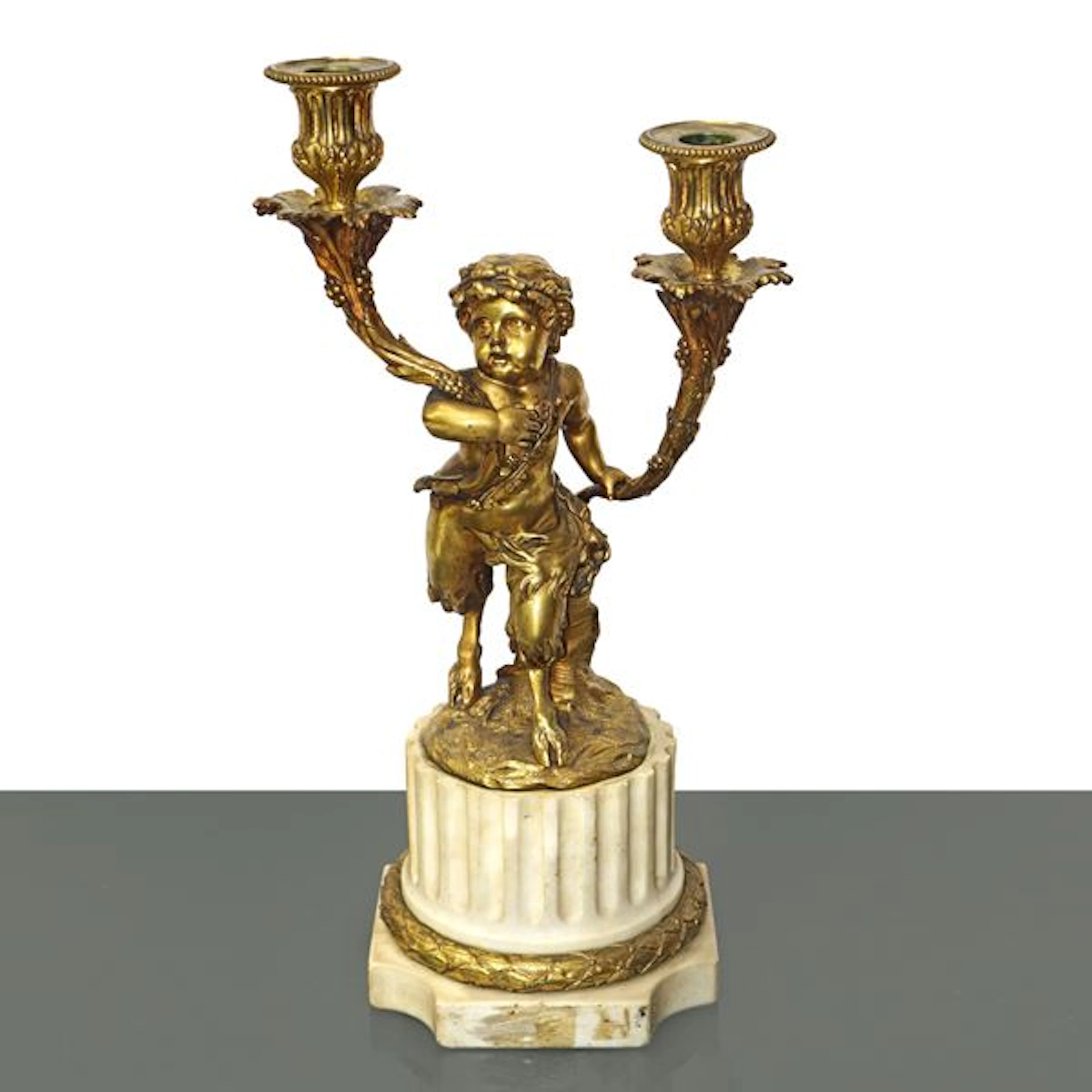 Portacandele a due luci in bronzo dorato con base in marmo, fine XVIII secolo