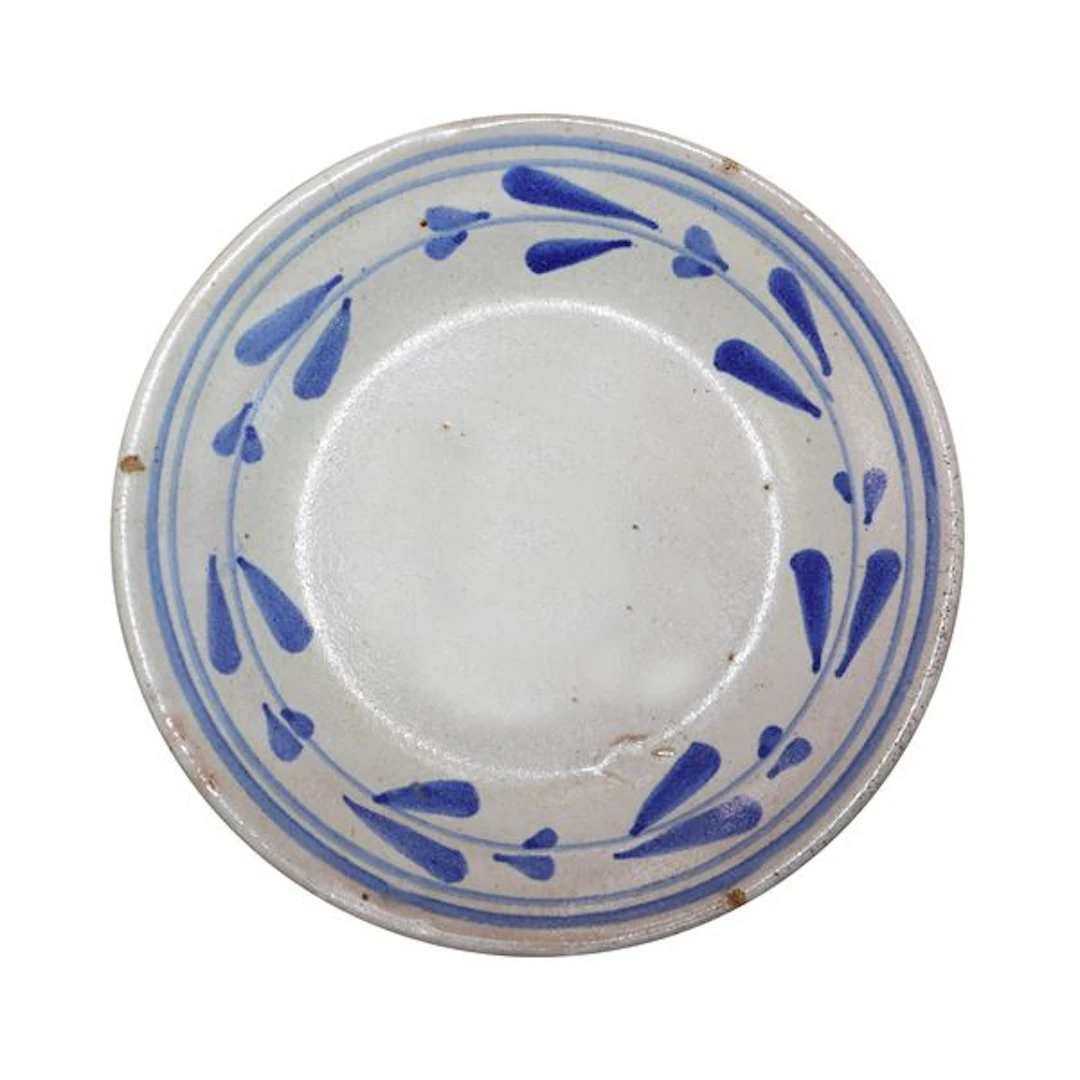 Piatto in maiolica di Caltagirone con fiori blu alla circonferenza, XX secolo