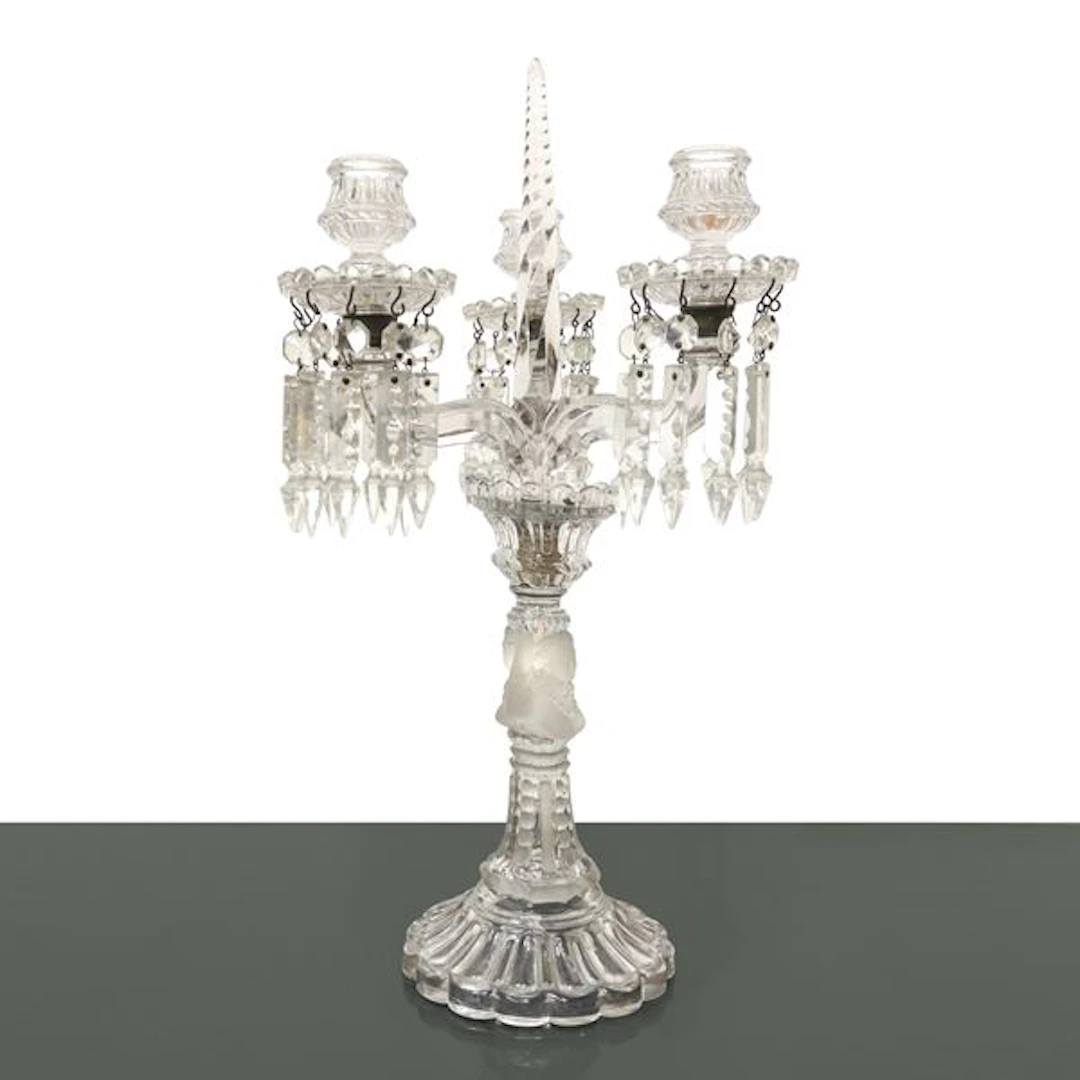 Candelabro in cristallo a tre bracci con brindoli con figura femminile