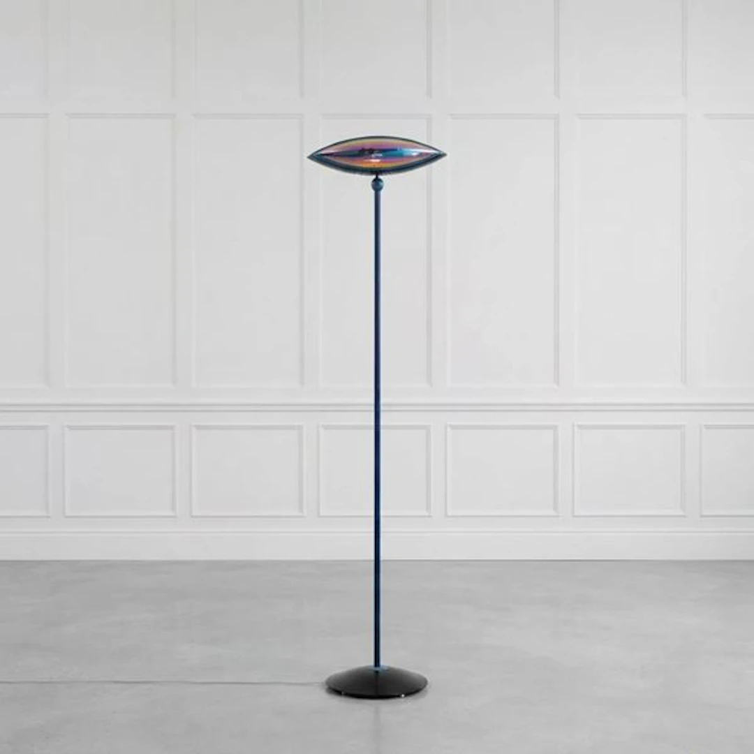 Lampada da terra modello Aeto con diffusore a forma di occhio in vetro