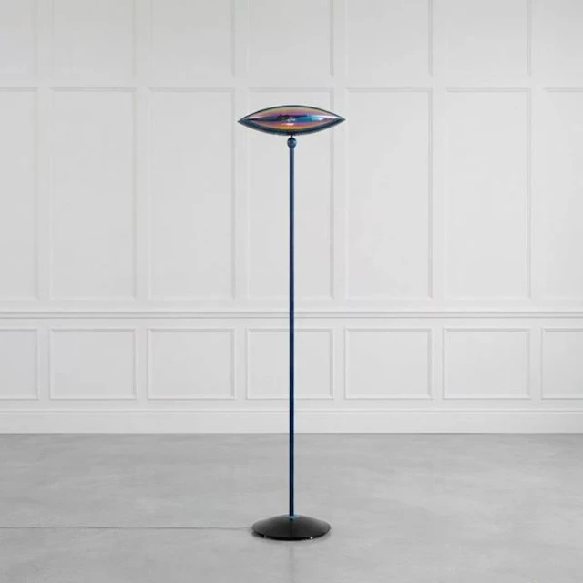 Lampada da terra modello Aeto con diffusore a forma di occhio in vetro