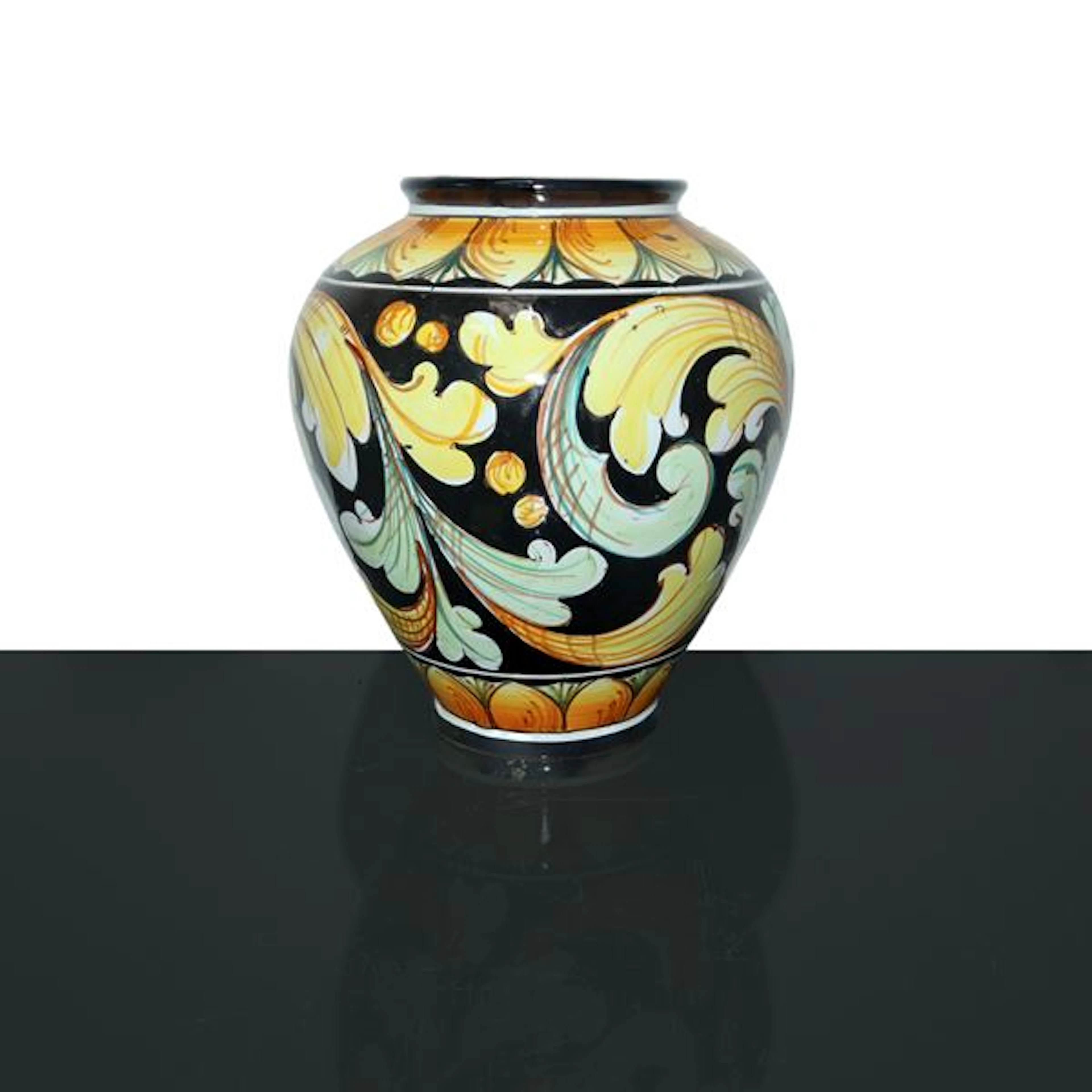 Vaso in maiolica di Caltagirone policromo e decorato a foglie su fondo