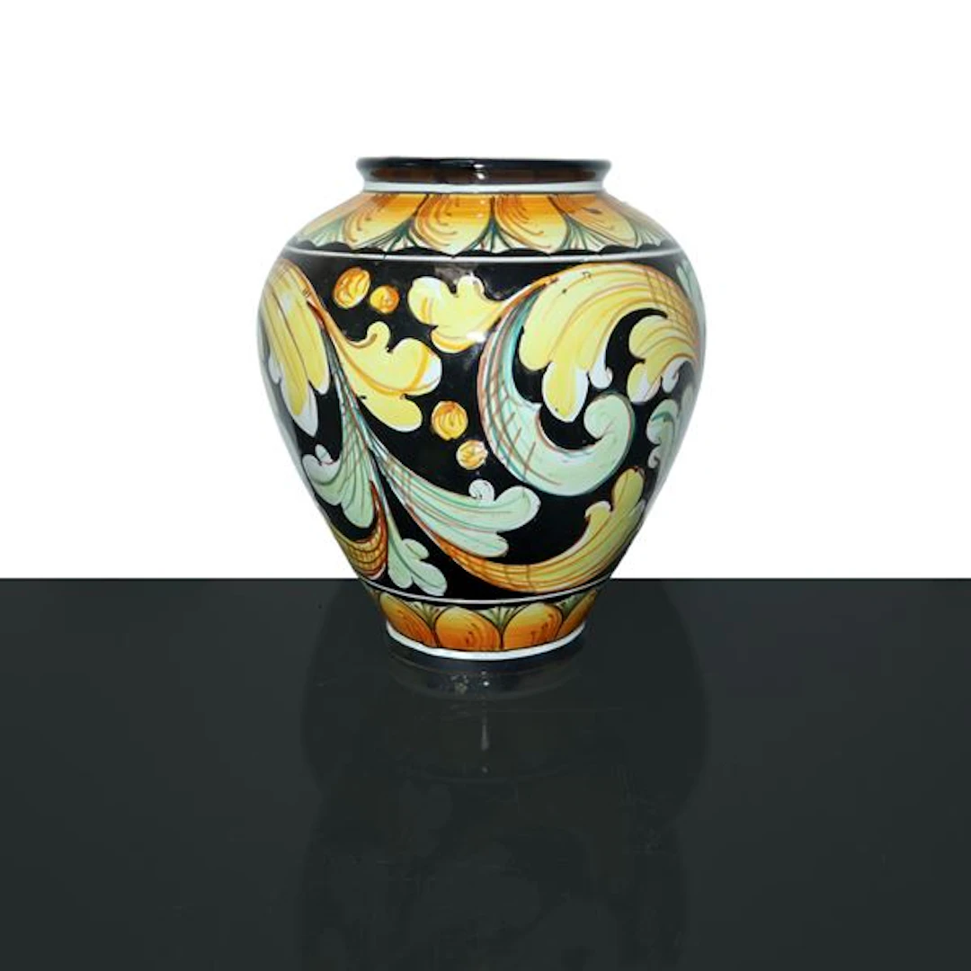 Vaso in maiolica di Caltagirone policromo e decorato a foglie su fondo