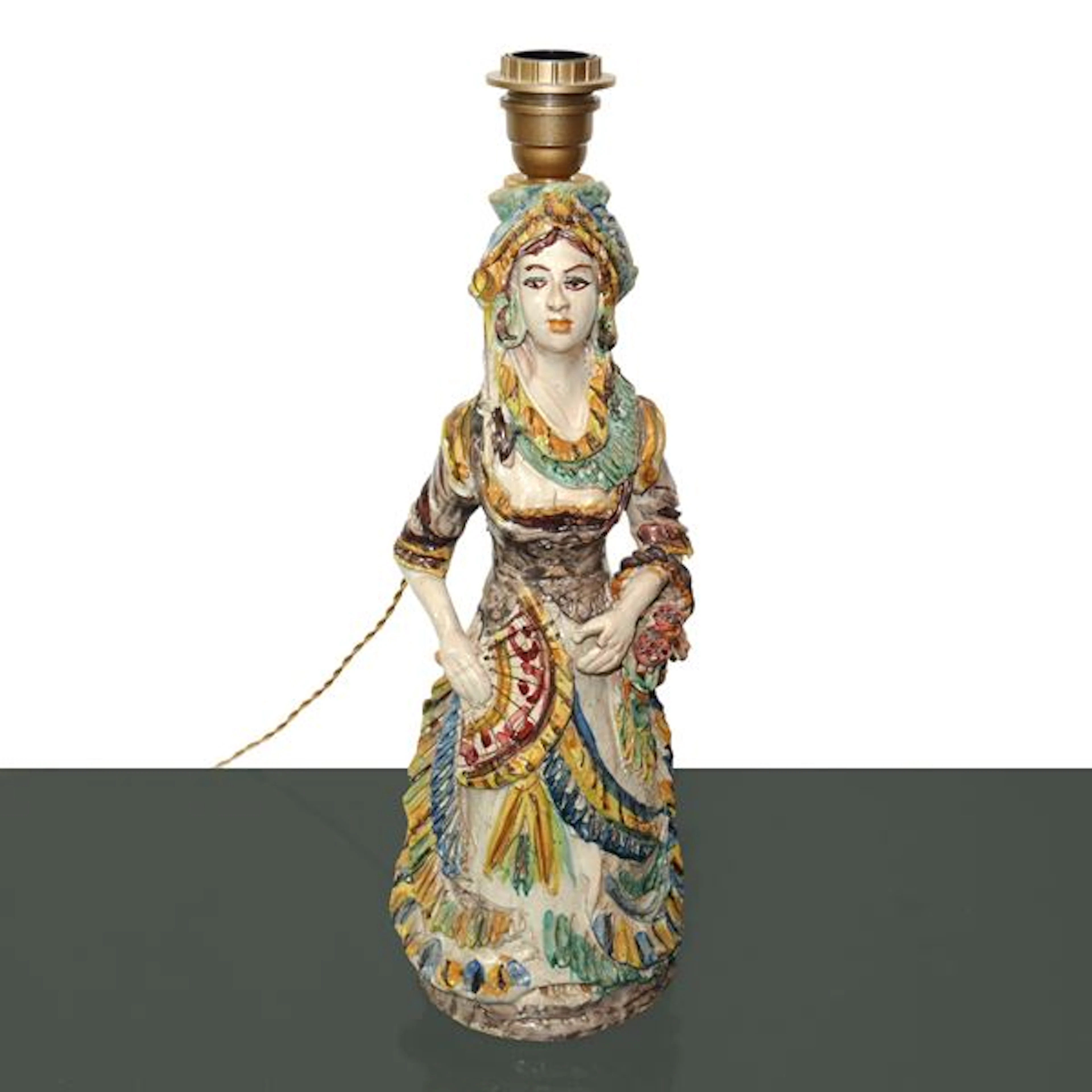 Lumiera in maiolica di Caltagirone (figura femminile)